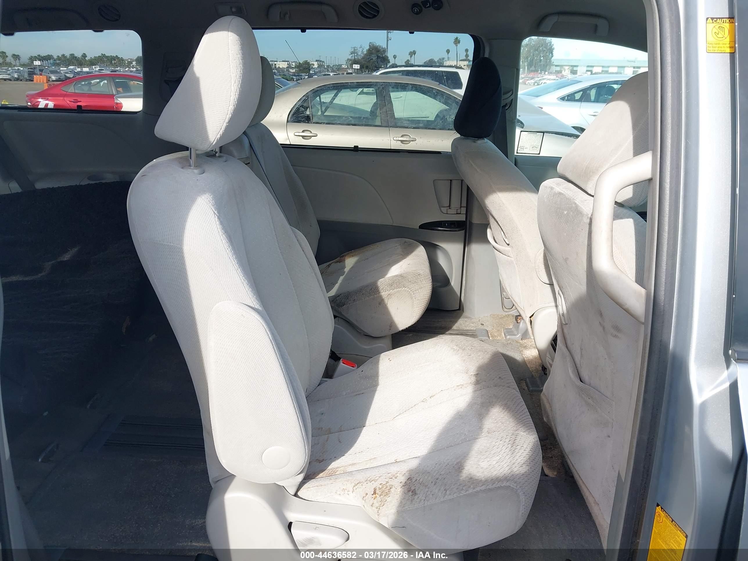TOYOTA SIENNA image 8