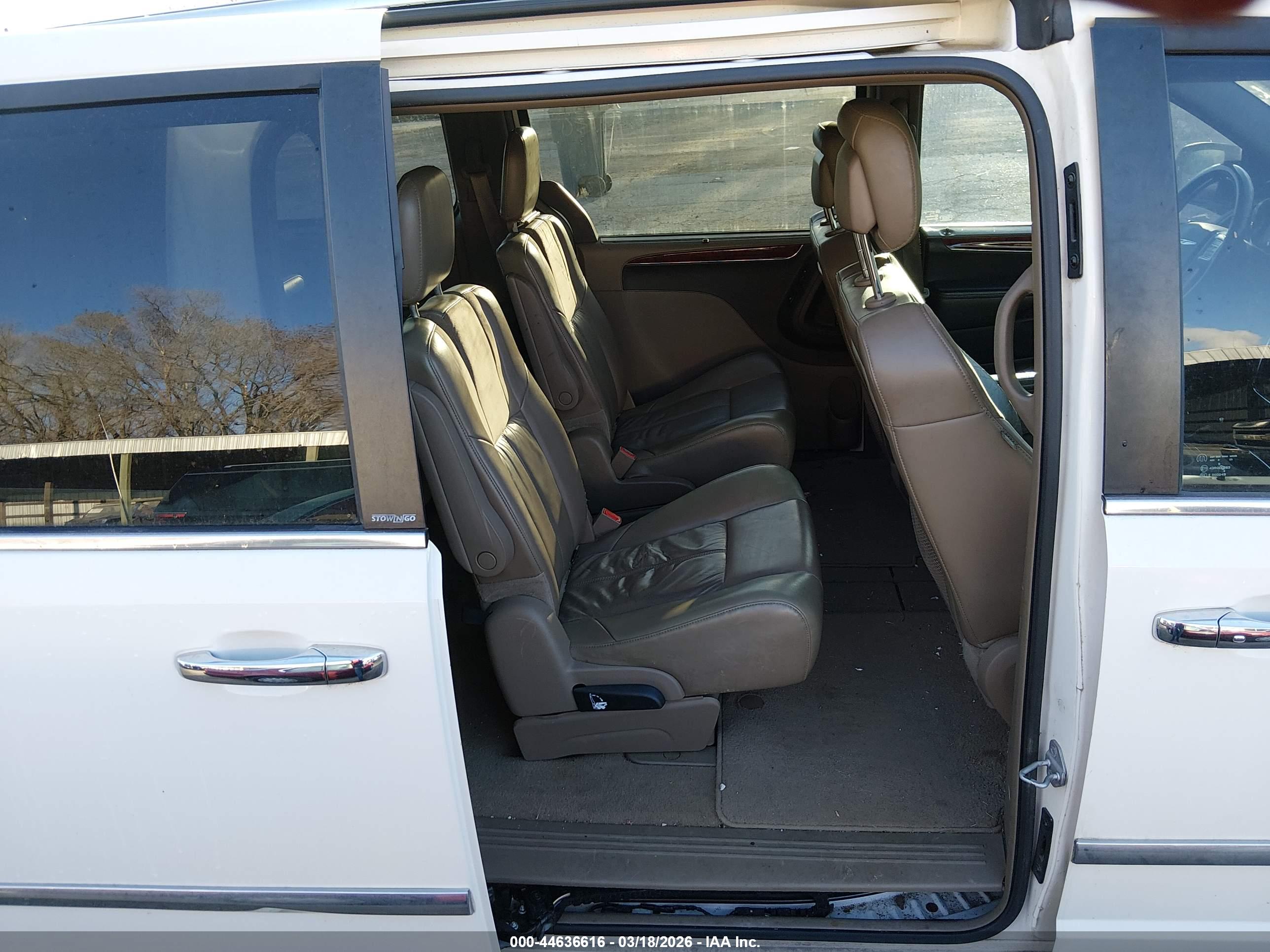CHRYSLER TOWN image 8