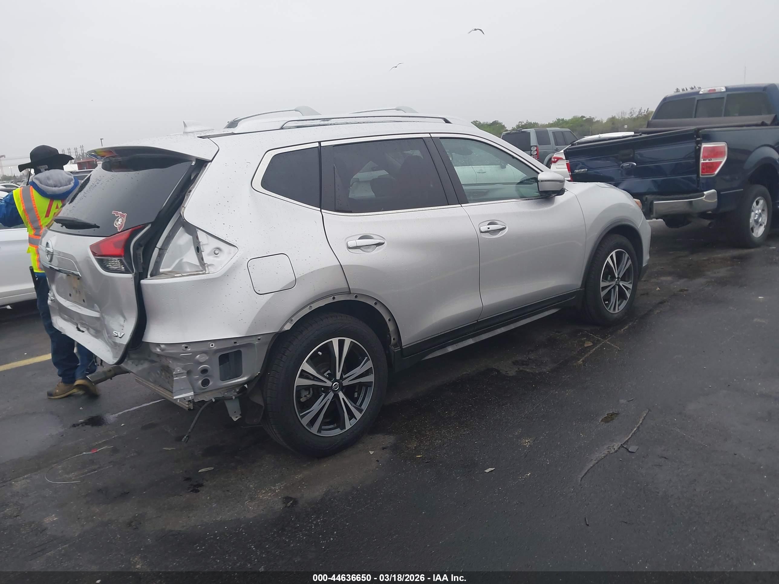 NISSAN ROGUE image 4