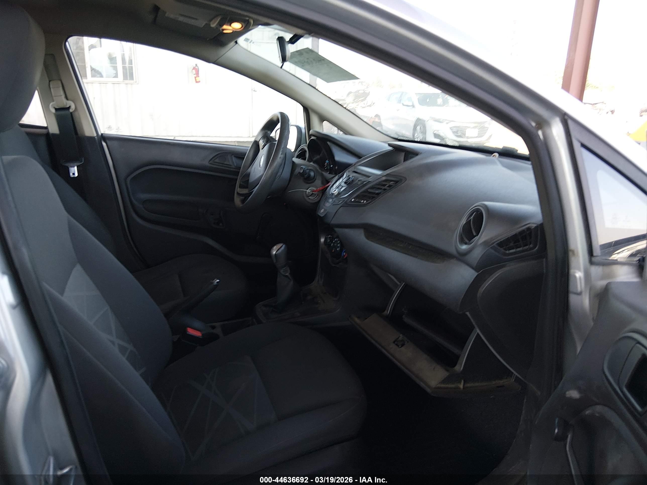 FORD FIESTA image 5