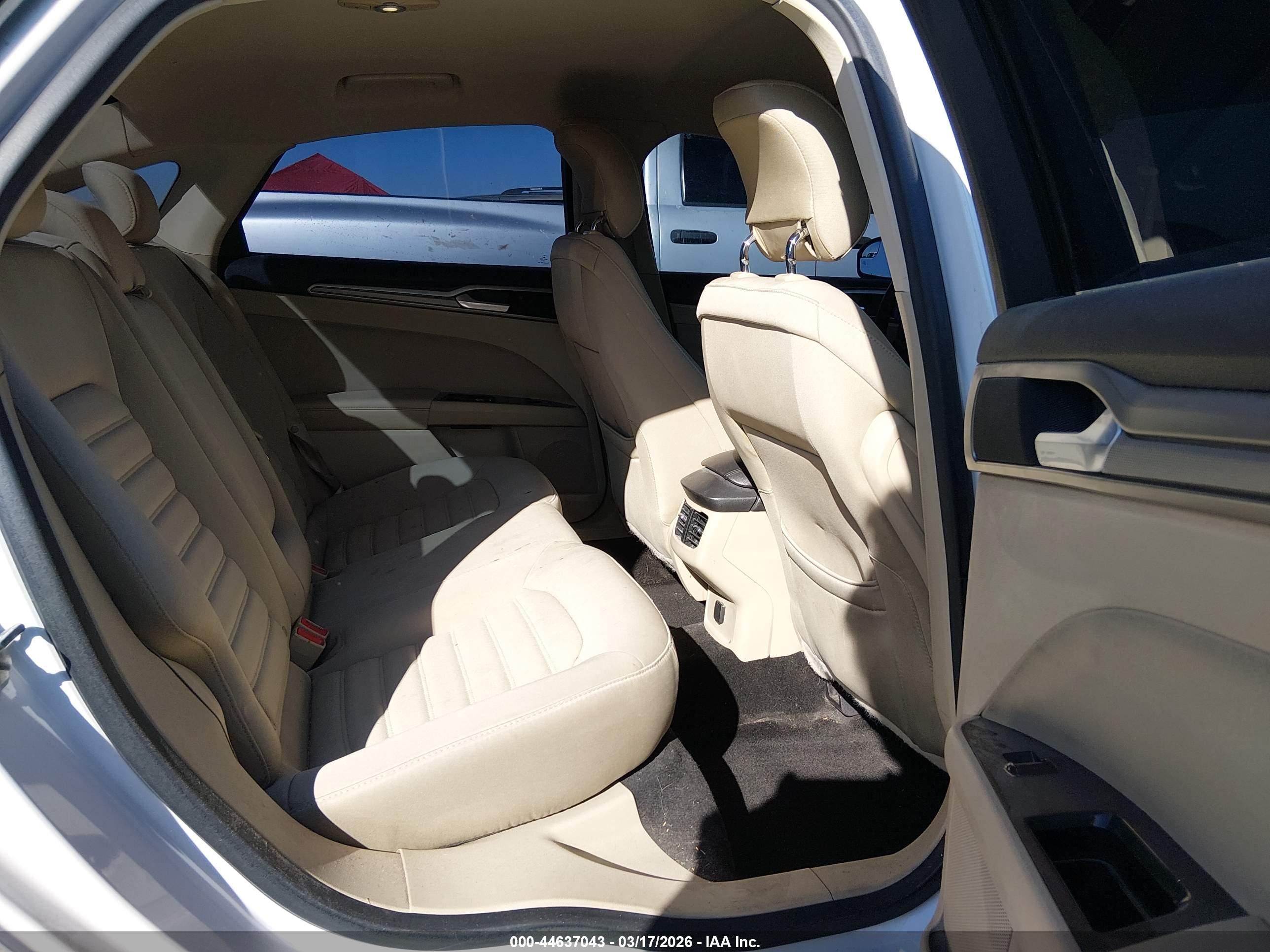 FORD FUSION image 8