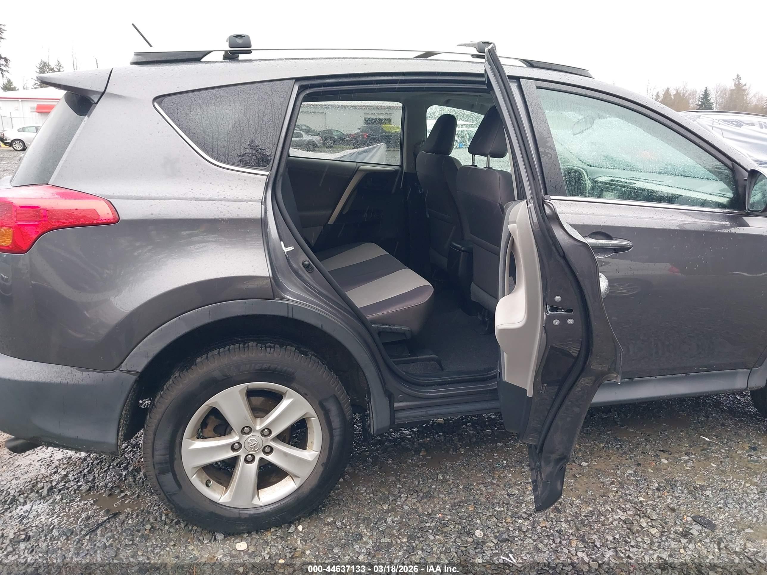 TOYOTA RAV4 image 8