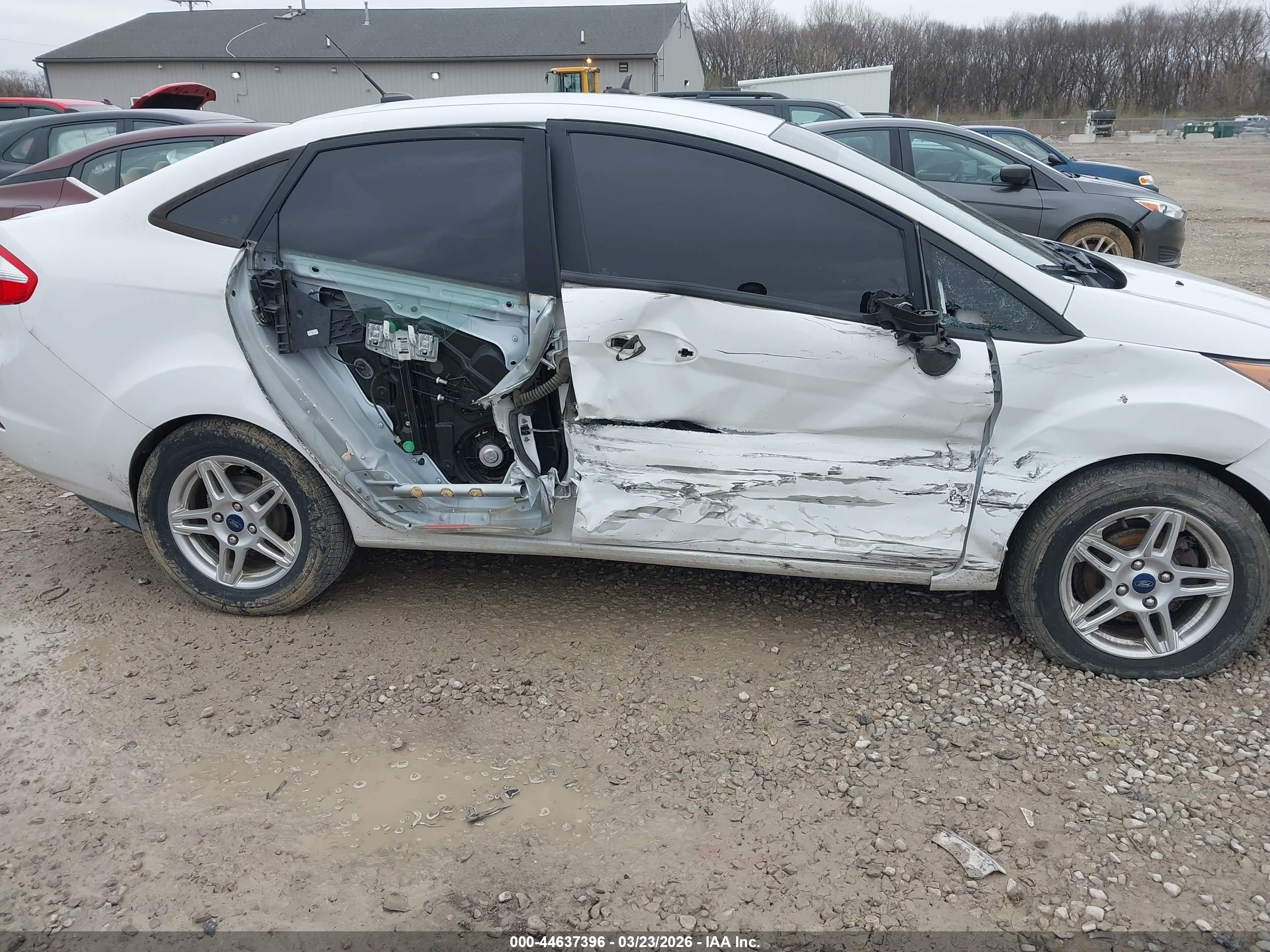 FORD FIESTA image 6