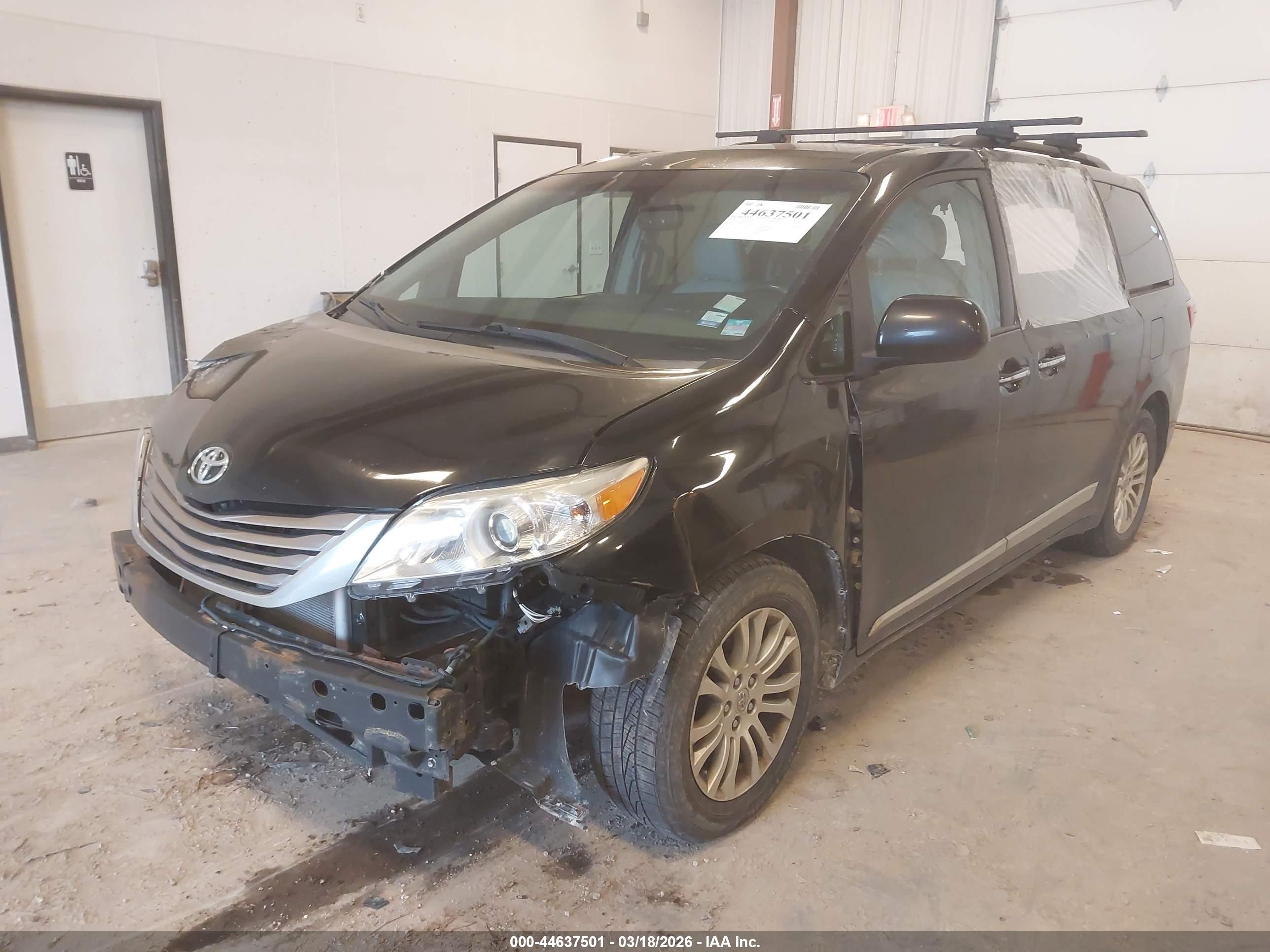 TOYOTA SIENNA image 2