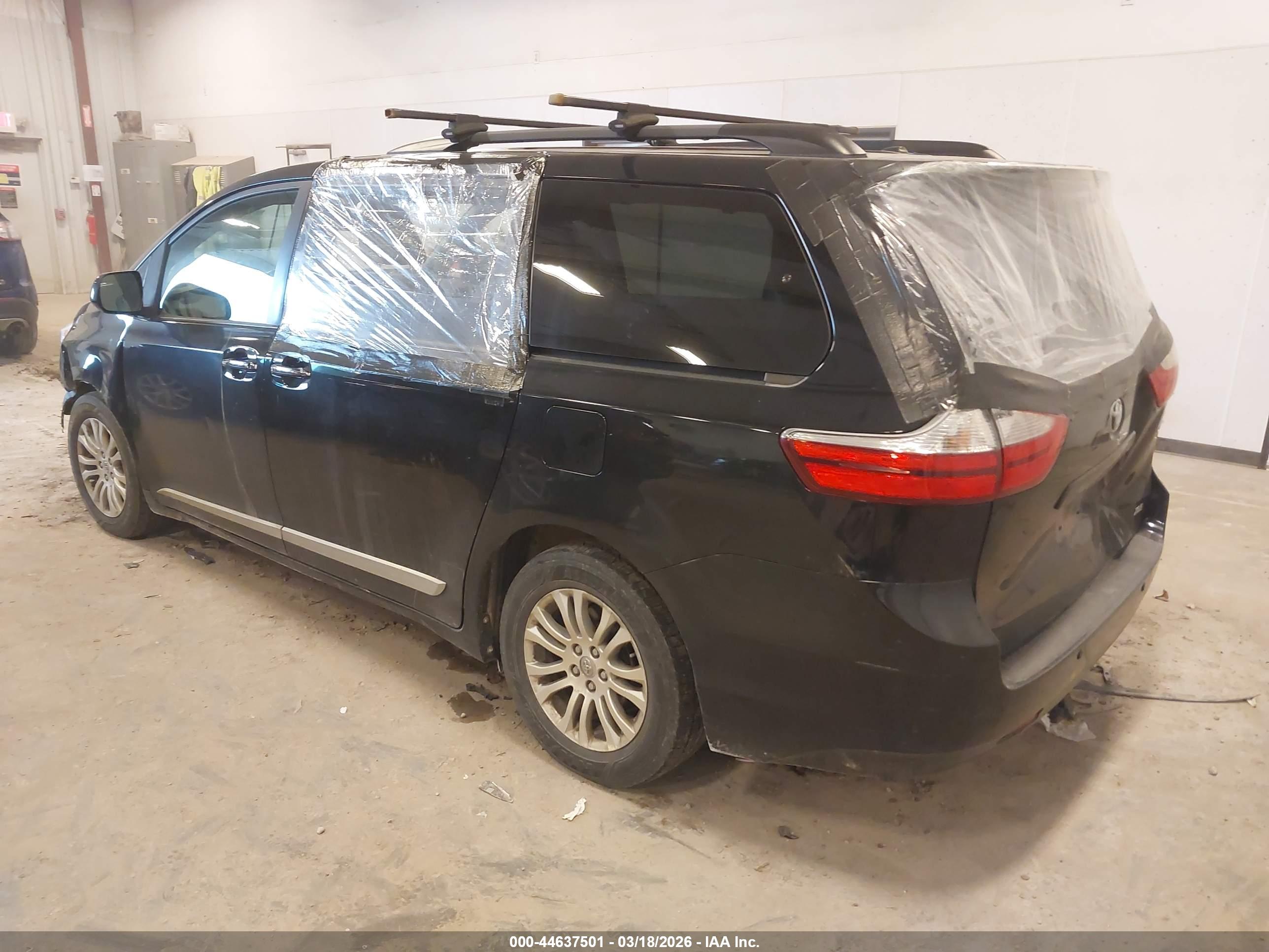 TOYOTA SIENNA image 3
