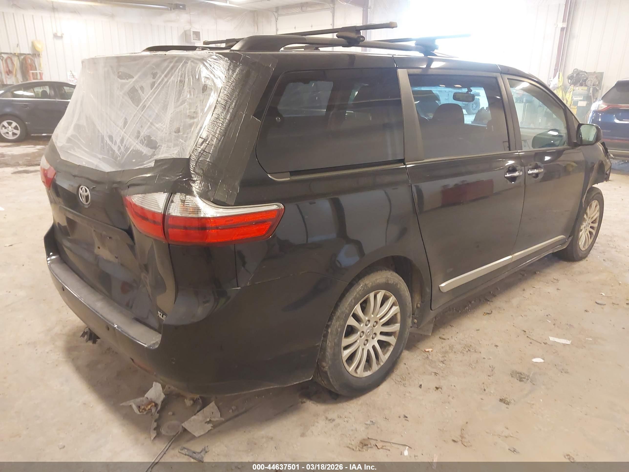 TOYOTA SIENNA image 4