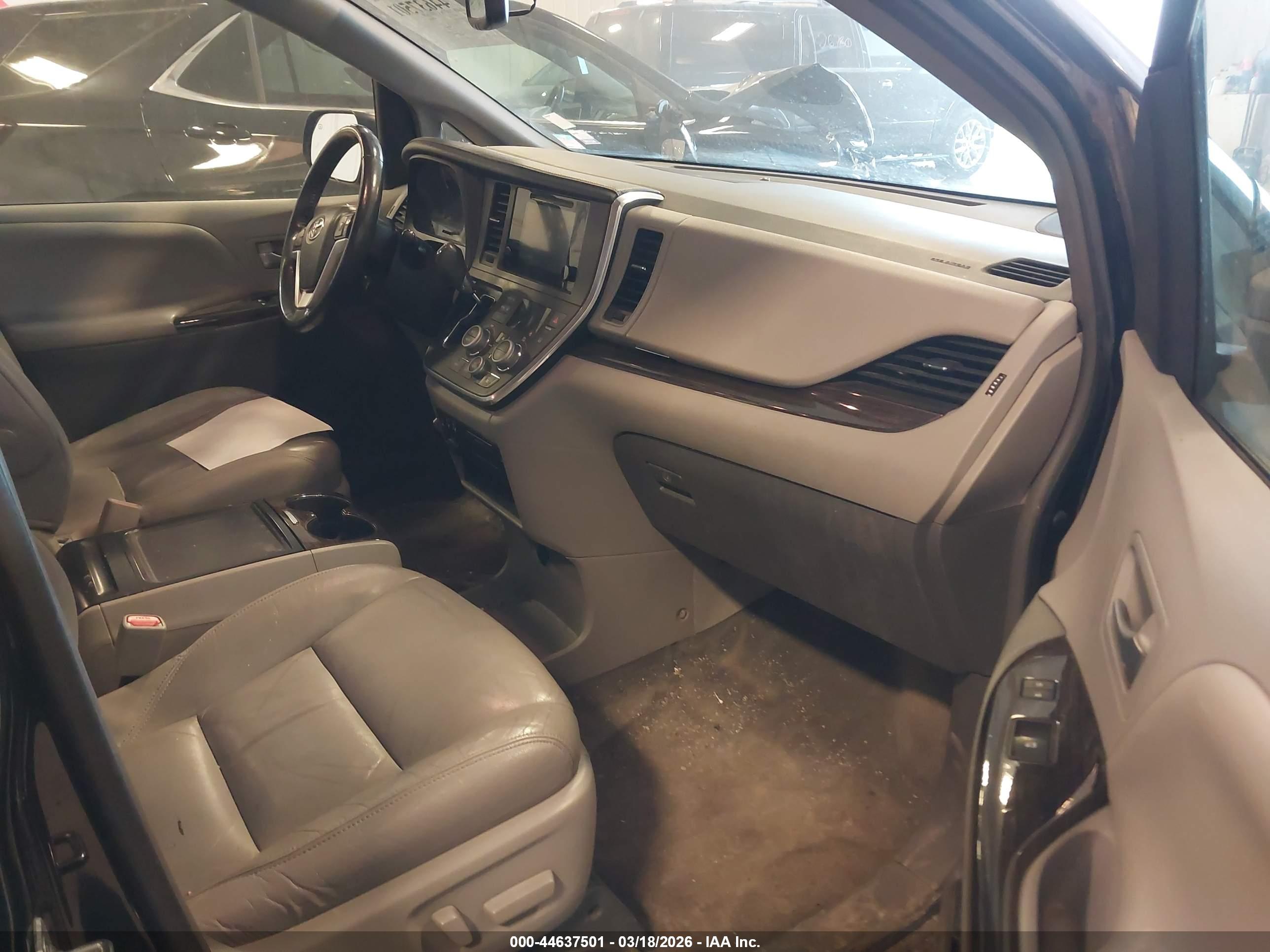 TOYOTA SIENNA image 5