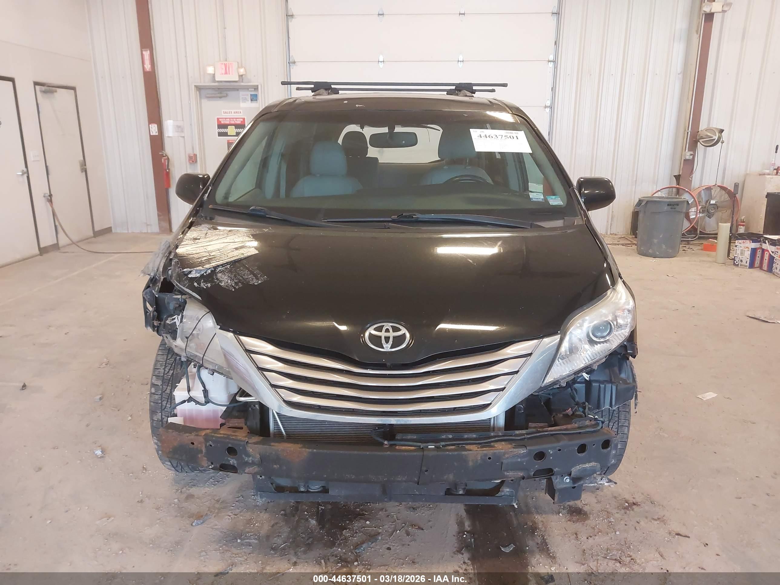 TOYOTA SIENNA image 6