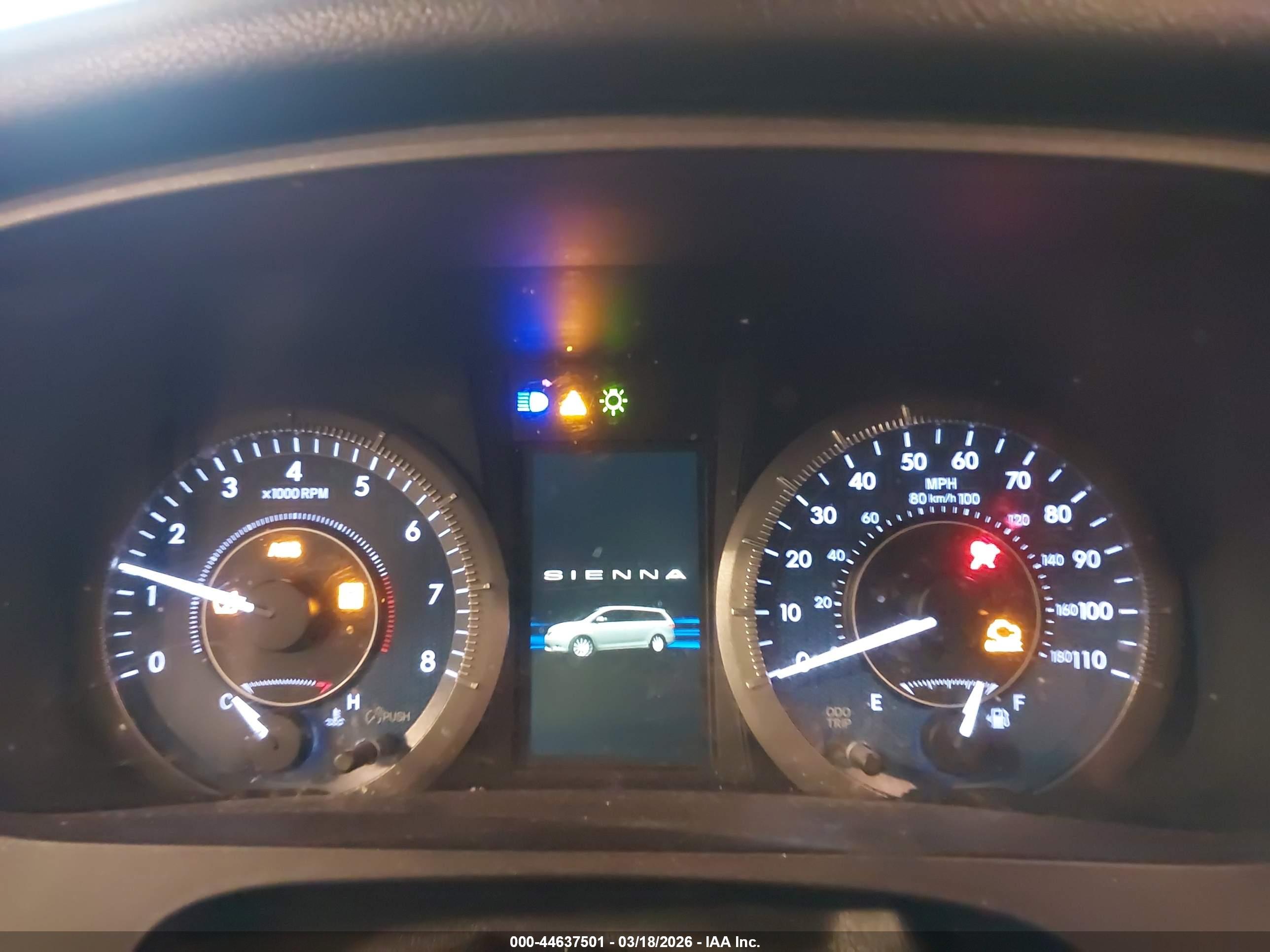 TOYOTA SIENNA image 7