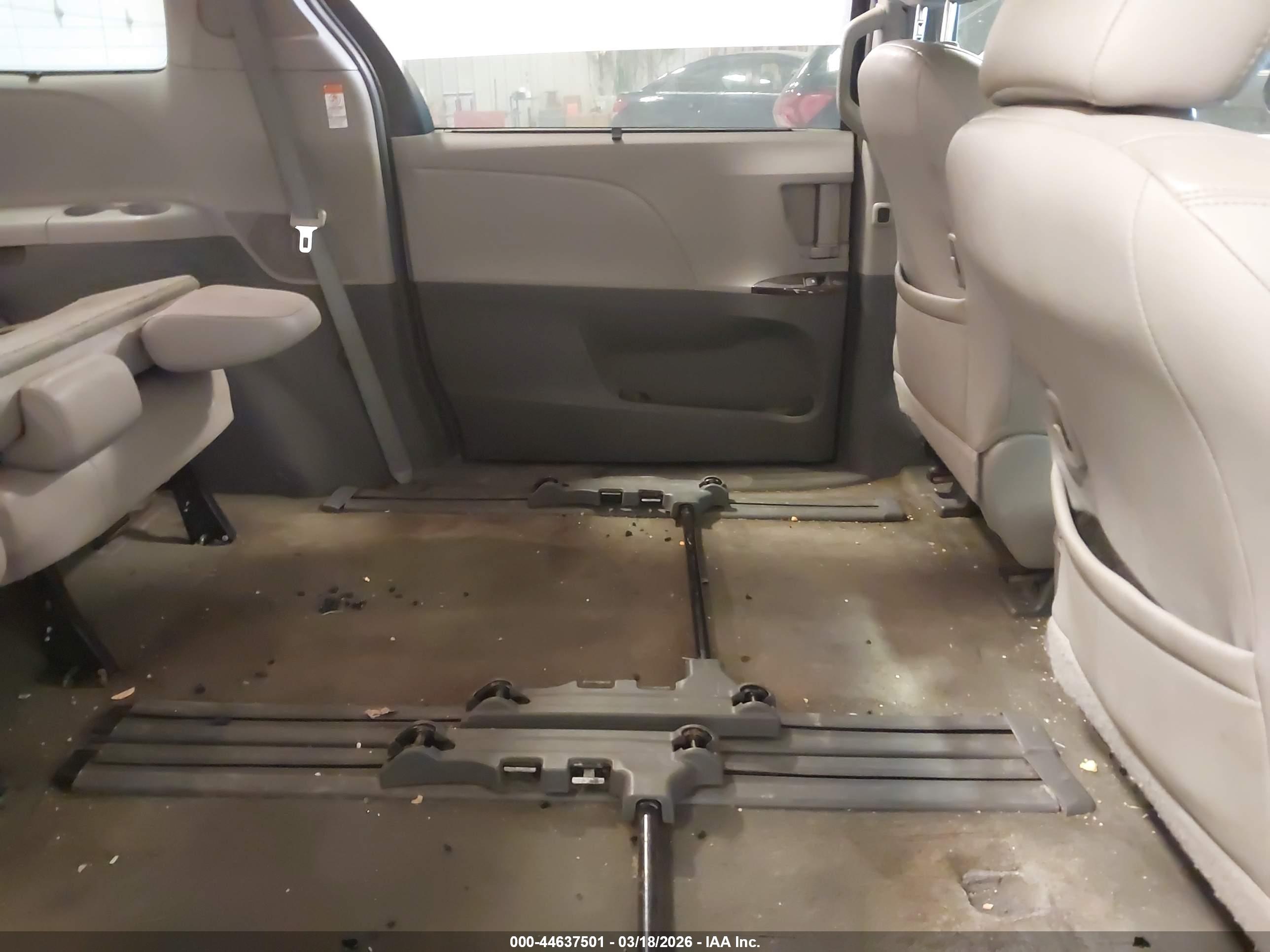 TOYOTA SIENNA image 8