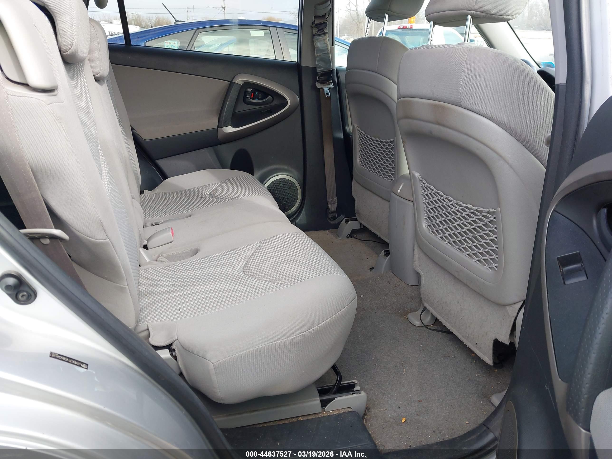 TOYOTA RAV4 image 8