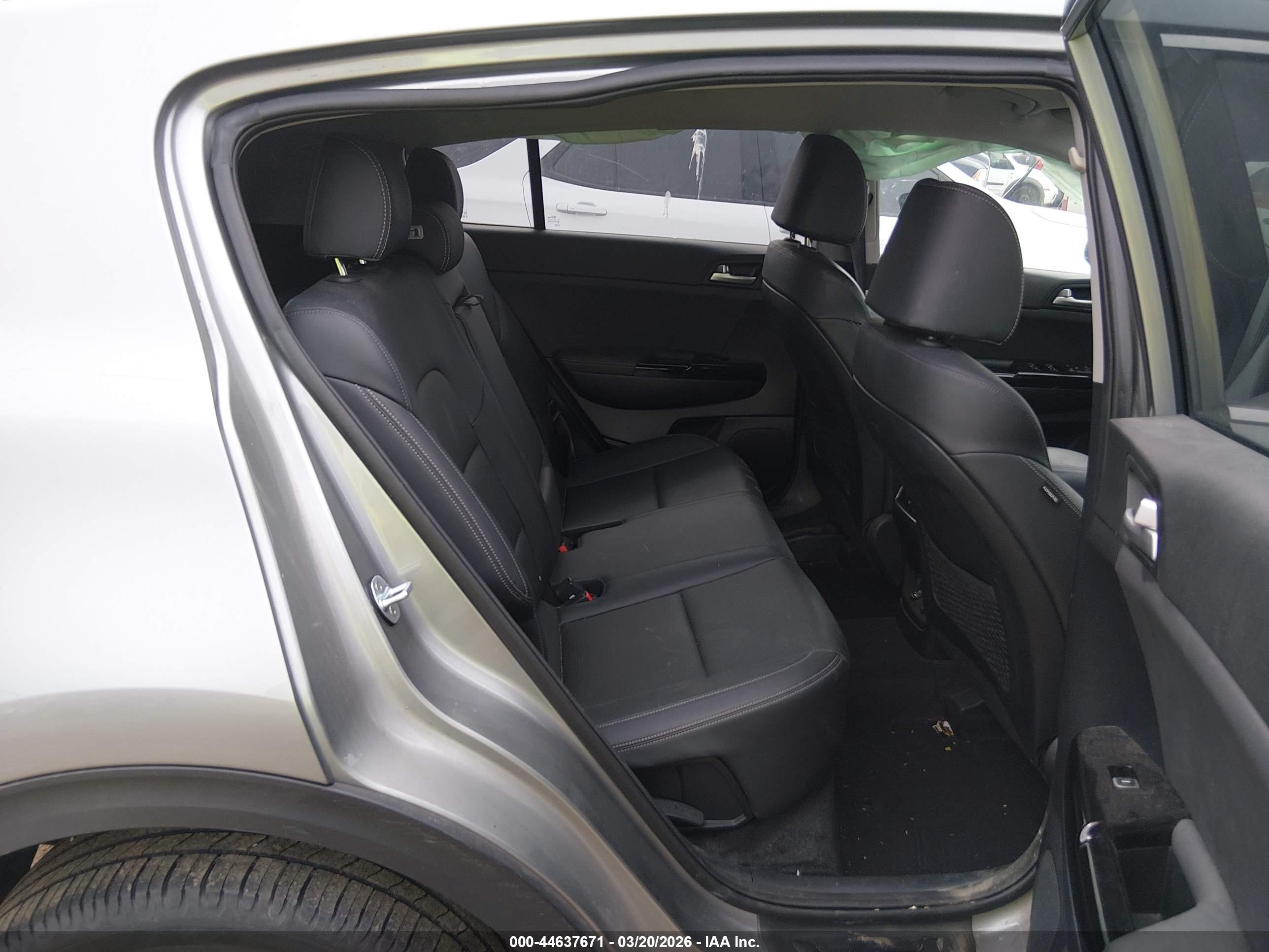 KIA SPORTAGE image 8