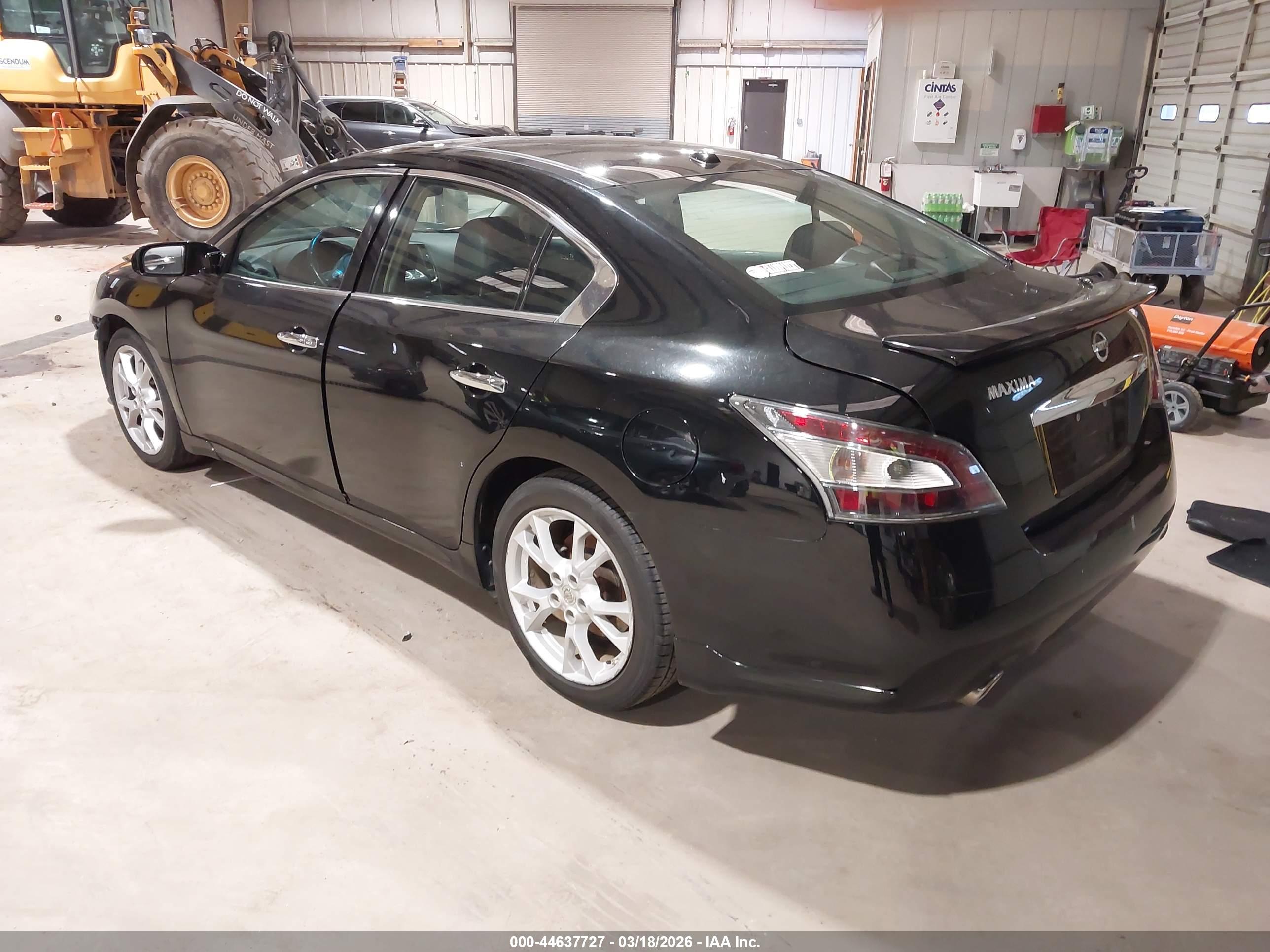 NISSAN MAXIMA image 3