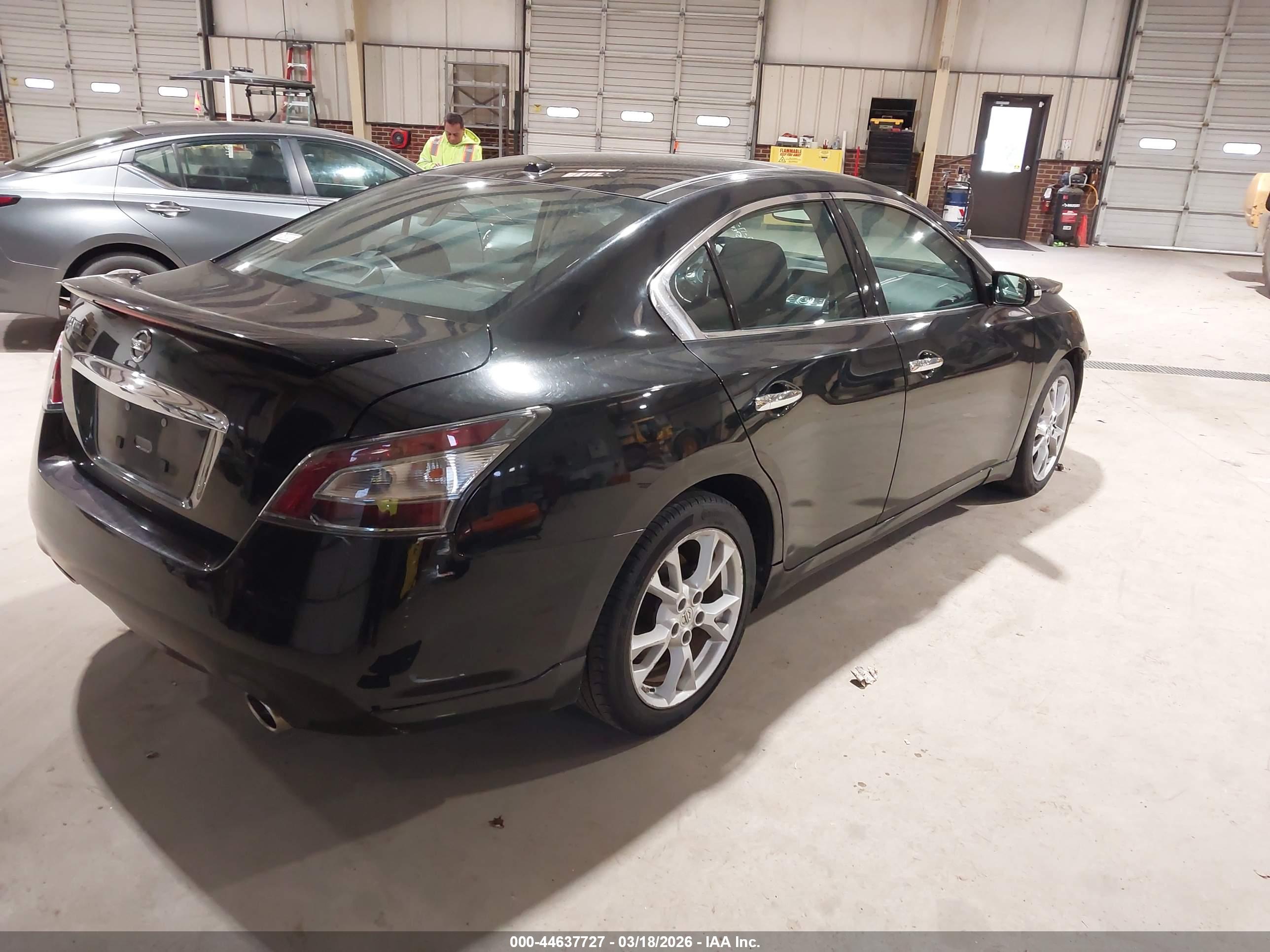 NISSAN MAXIMA image 4