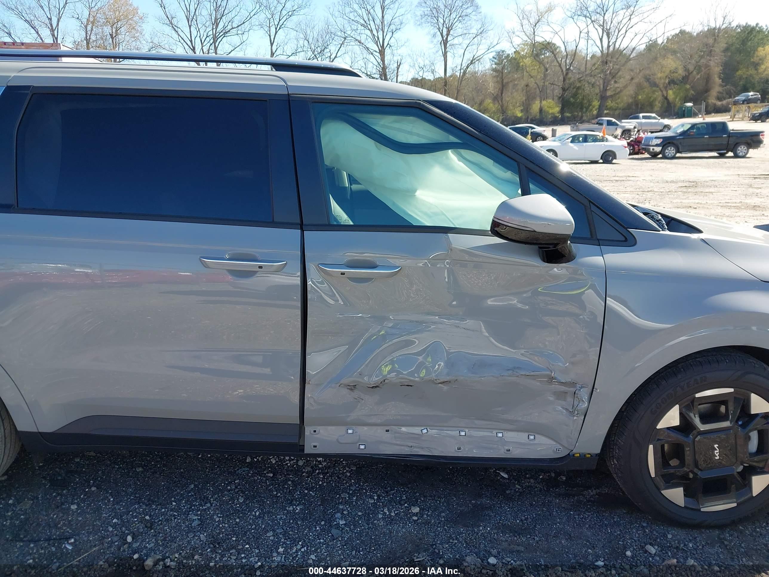 KIA CARNIVAL image 6