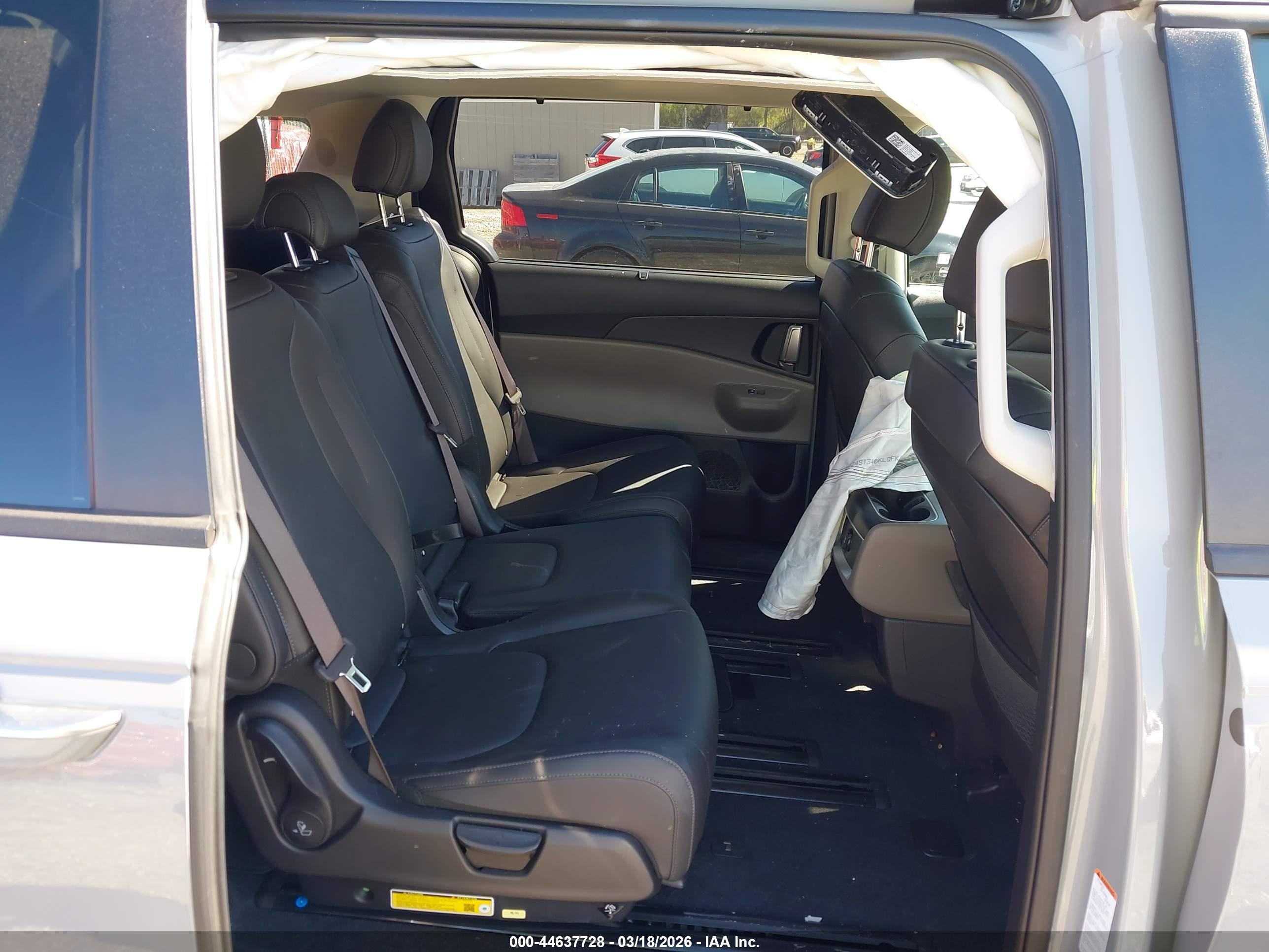KIA CARNIVAL image 8