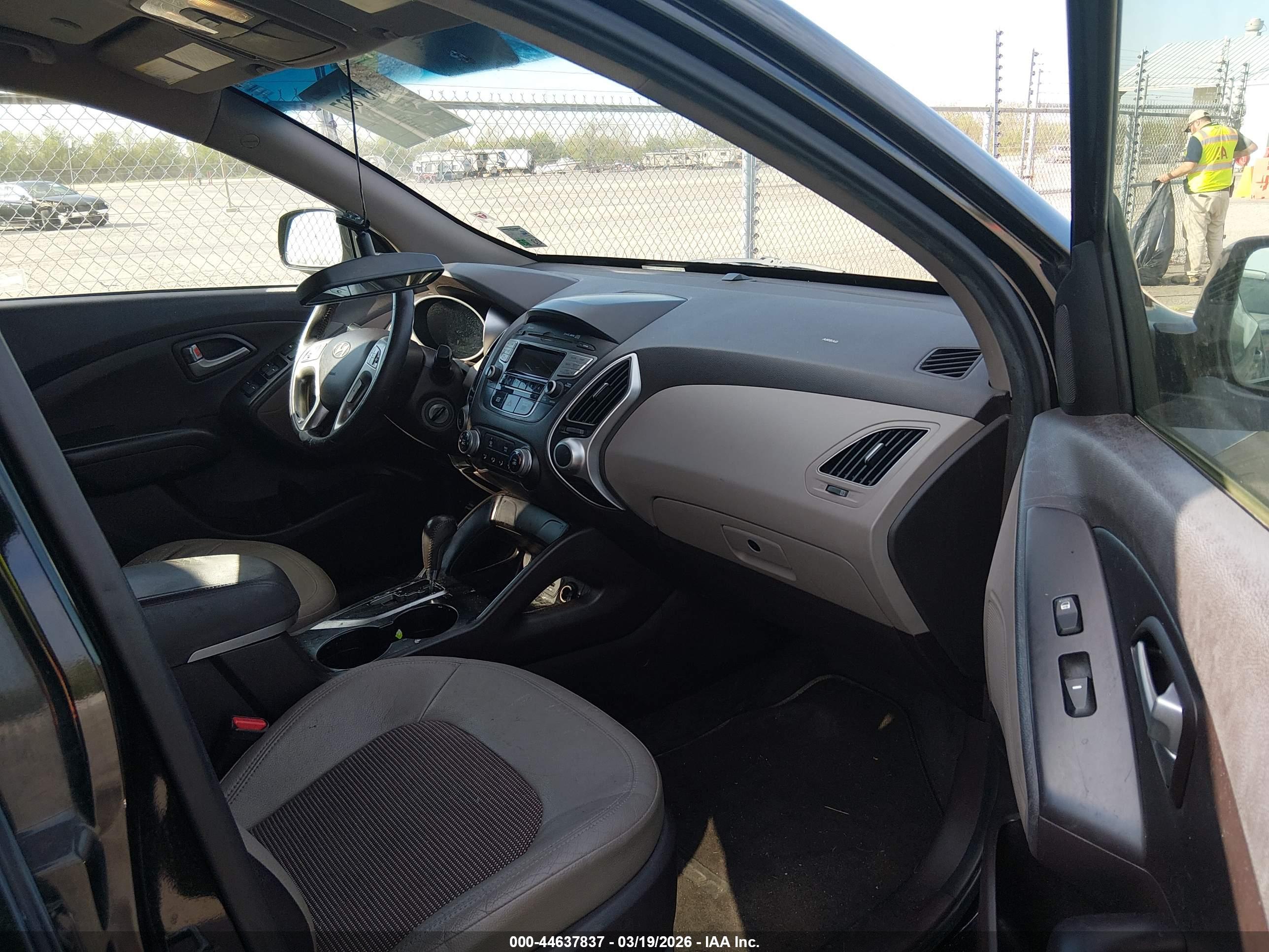 HYUNDAI TUCSON image 5