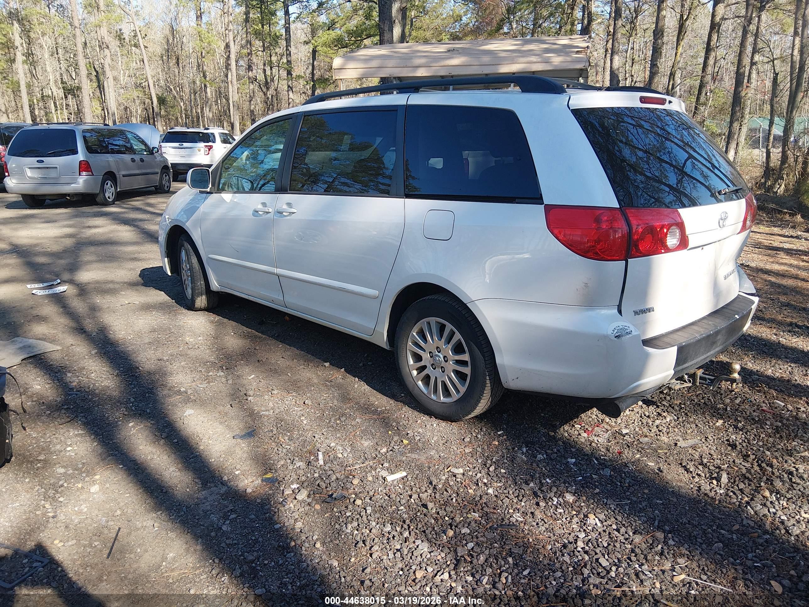 TOYOTA SIENNA image 3