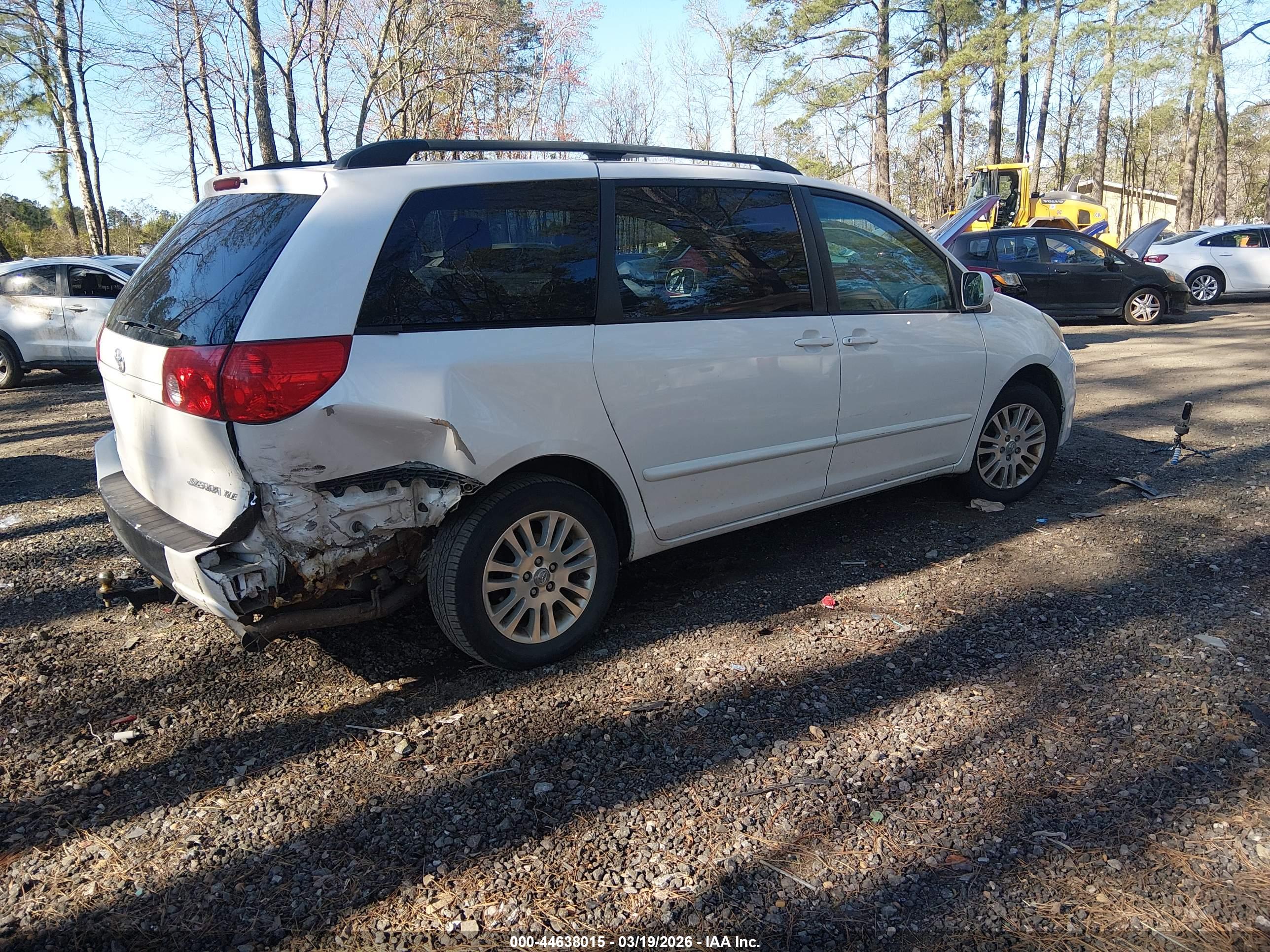 TOYOTA SIENNA image 4
