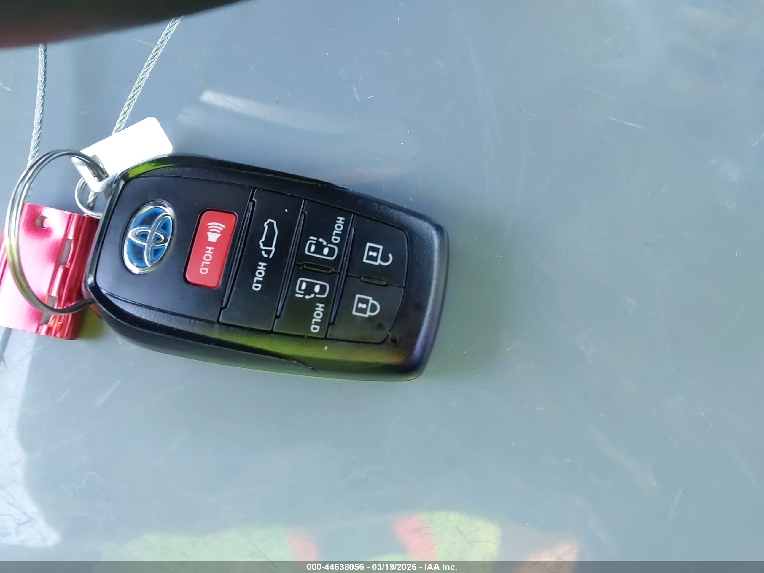 TOYOTA SIENNA image 11
