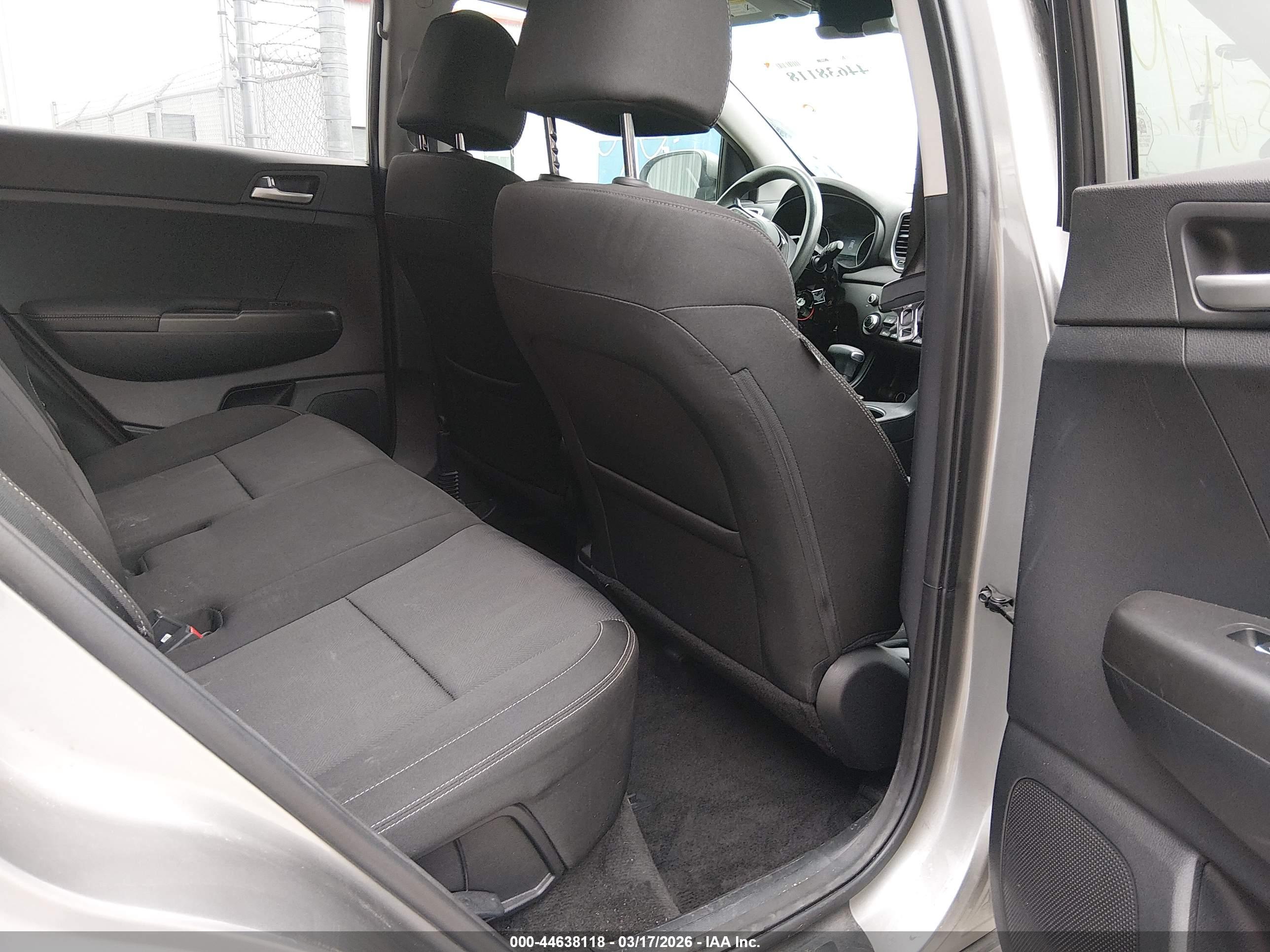 KIA SPORTAGE image 8