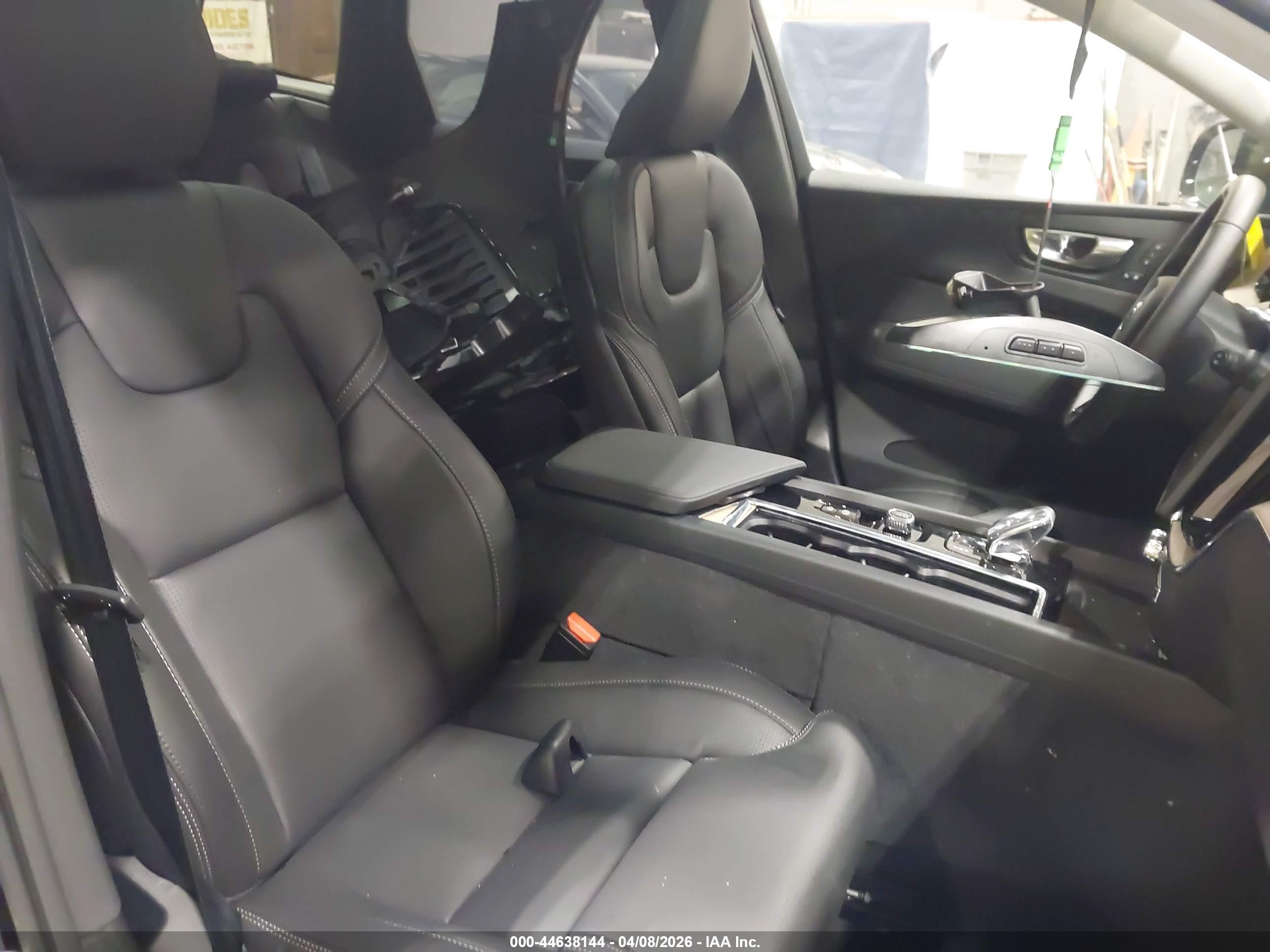 VOLVO XC60 image 8