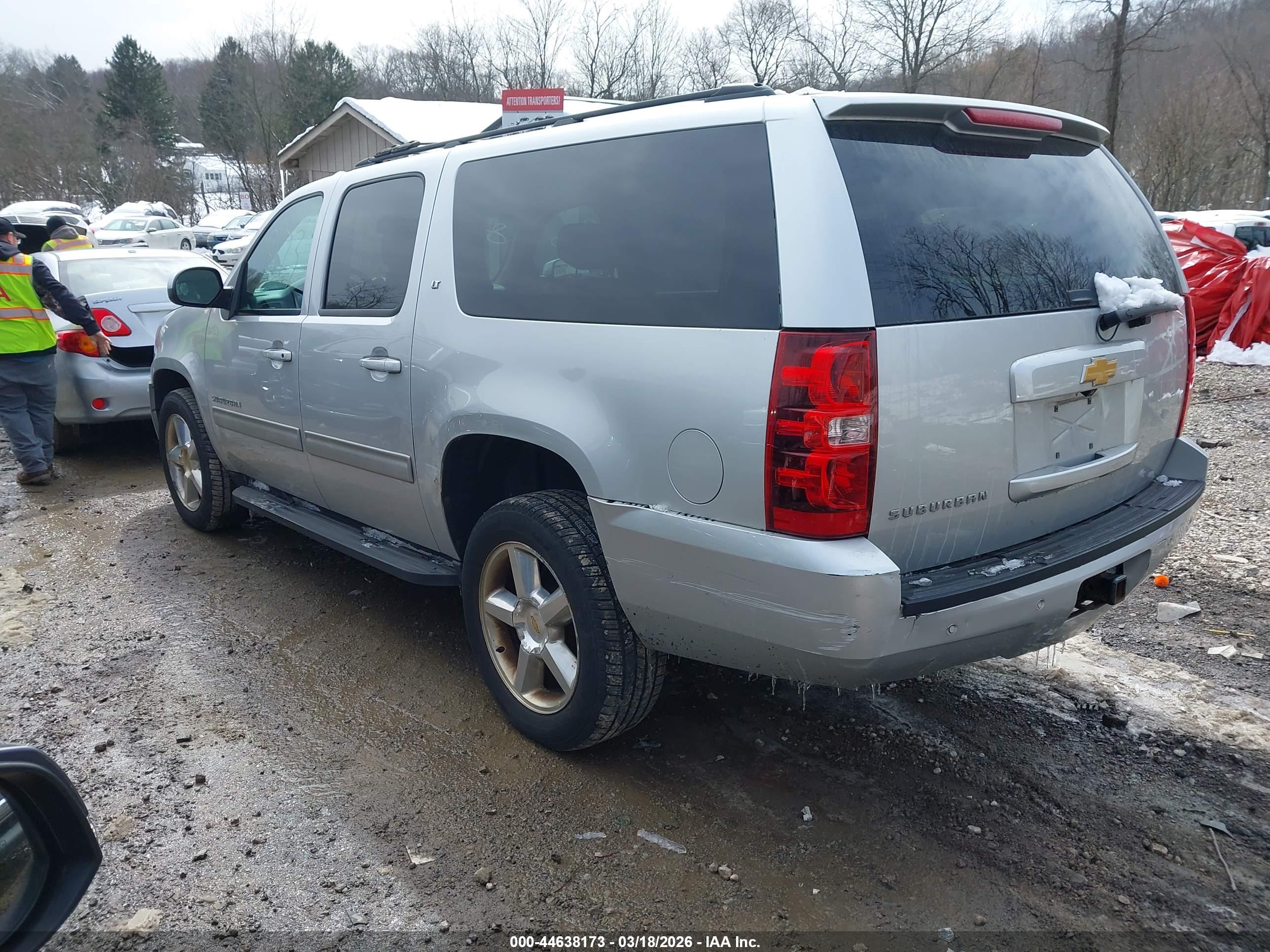 CHEVROLET SUBURBAN image 3
