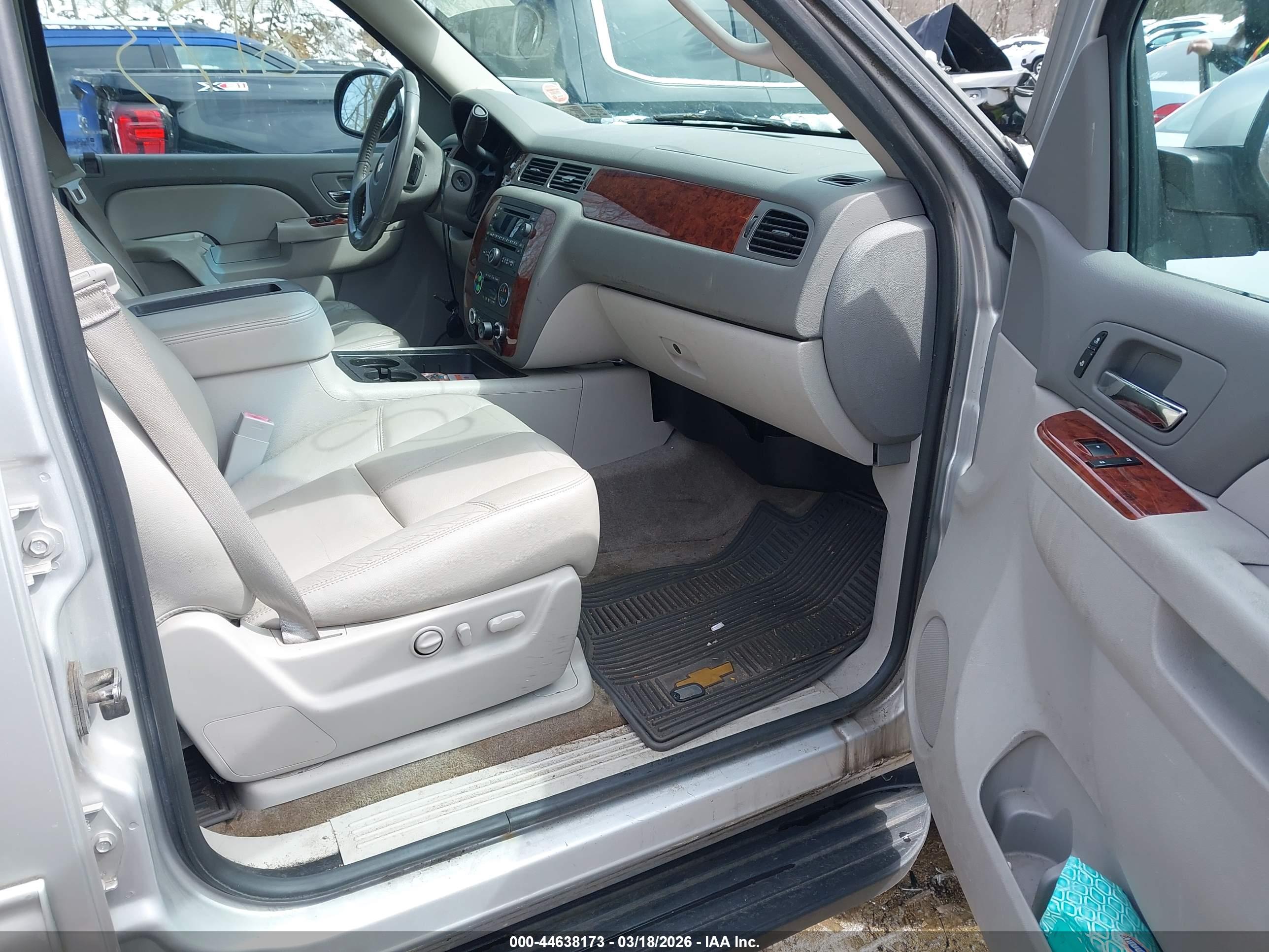 CHEVROLET SUBURBAN image 5