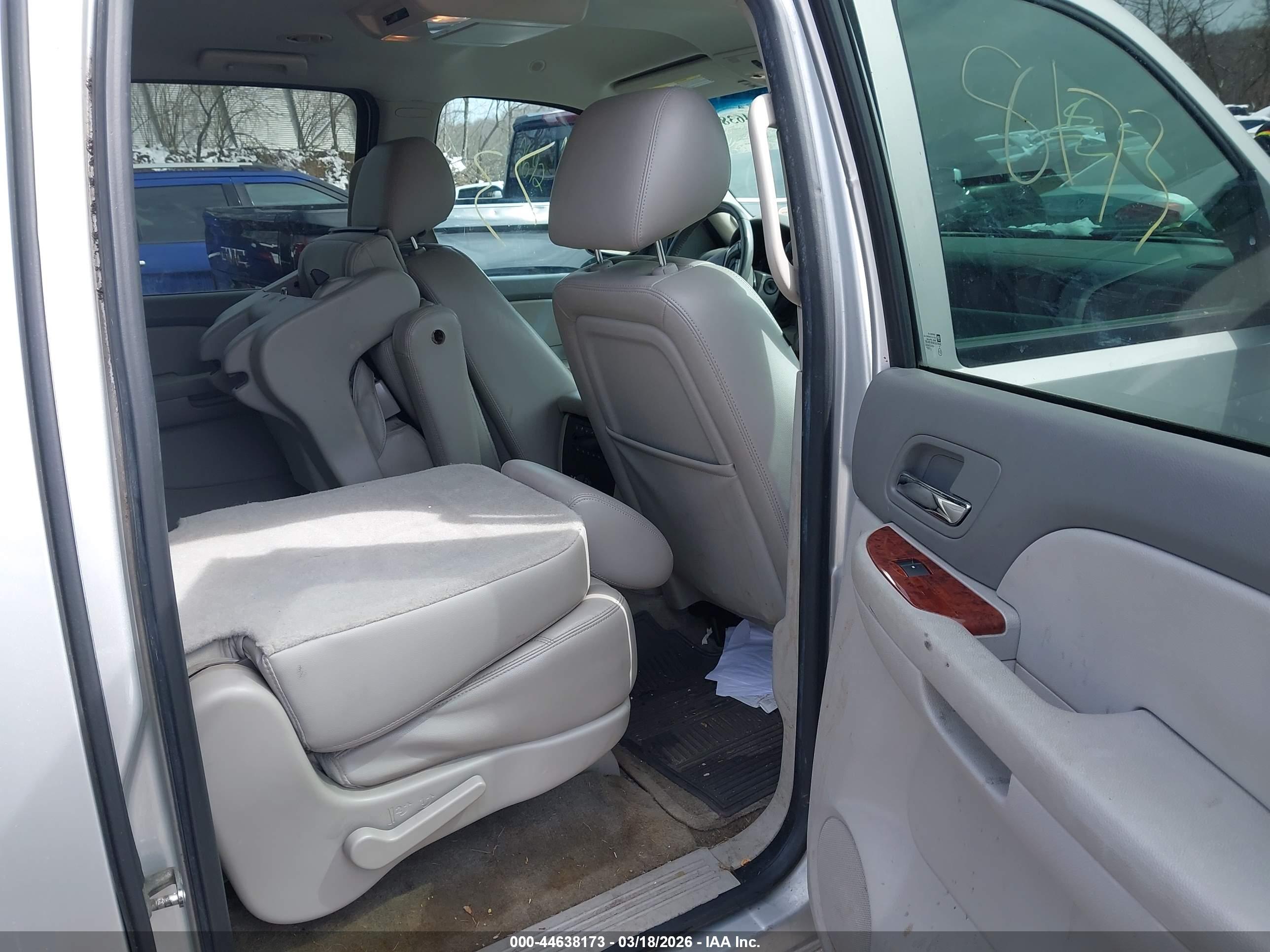 CHEVROLET SUBURBAN image 8