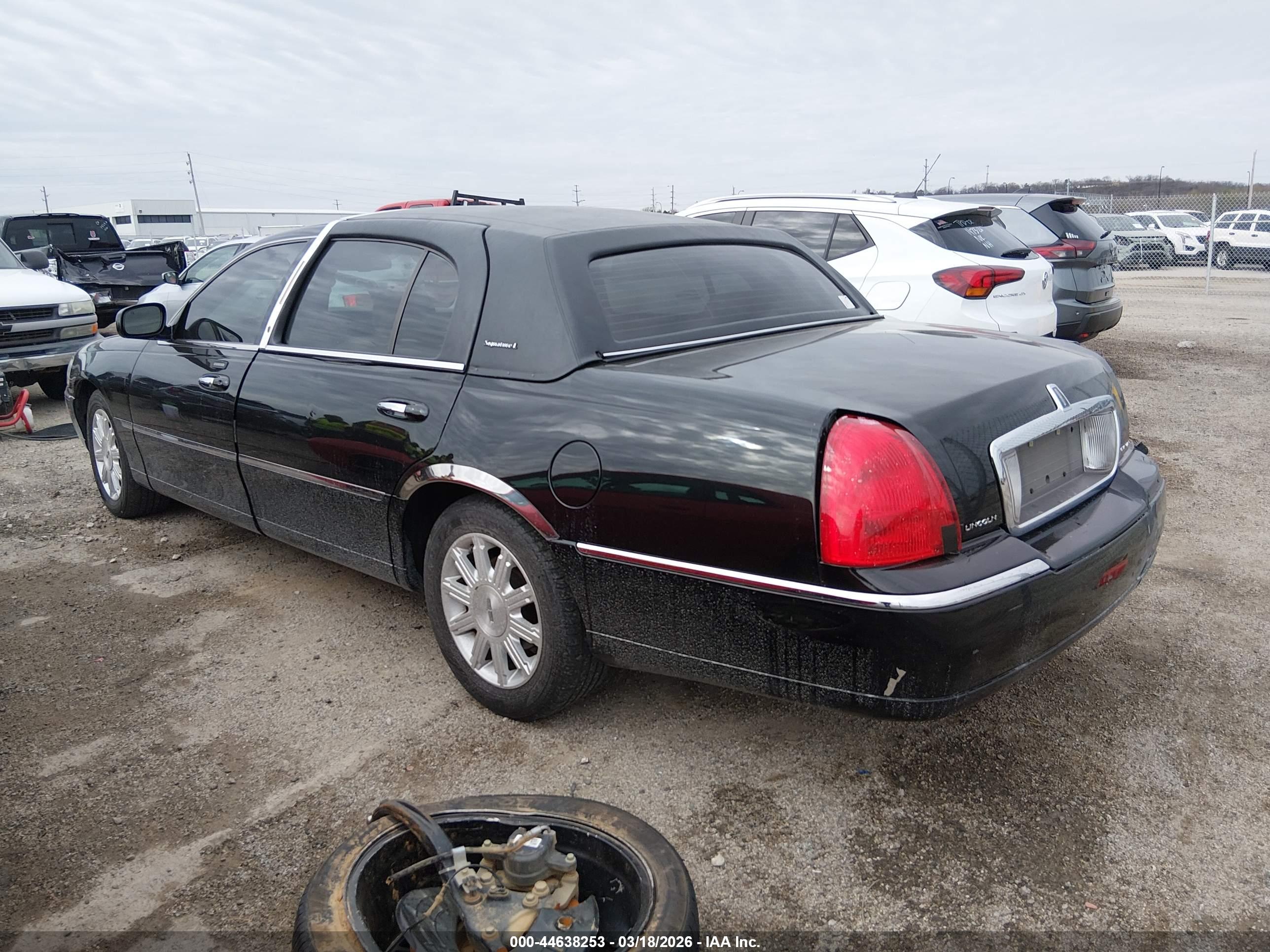 LINCOLN TOWN image 3