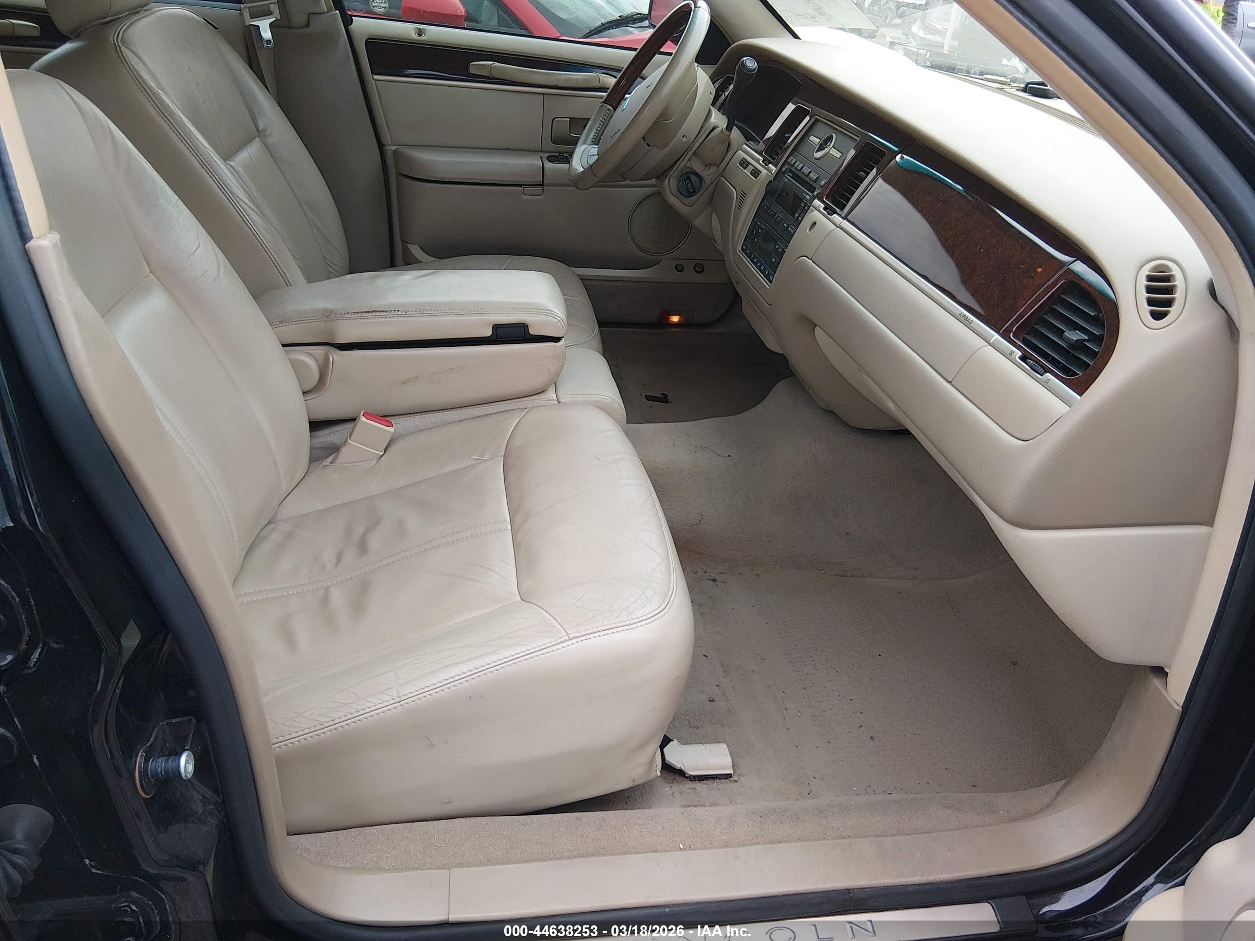 LINCOLN TOWN image 5