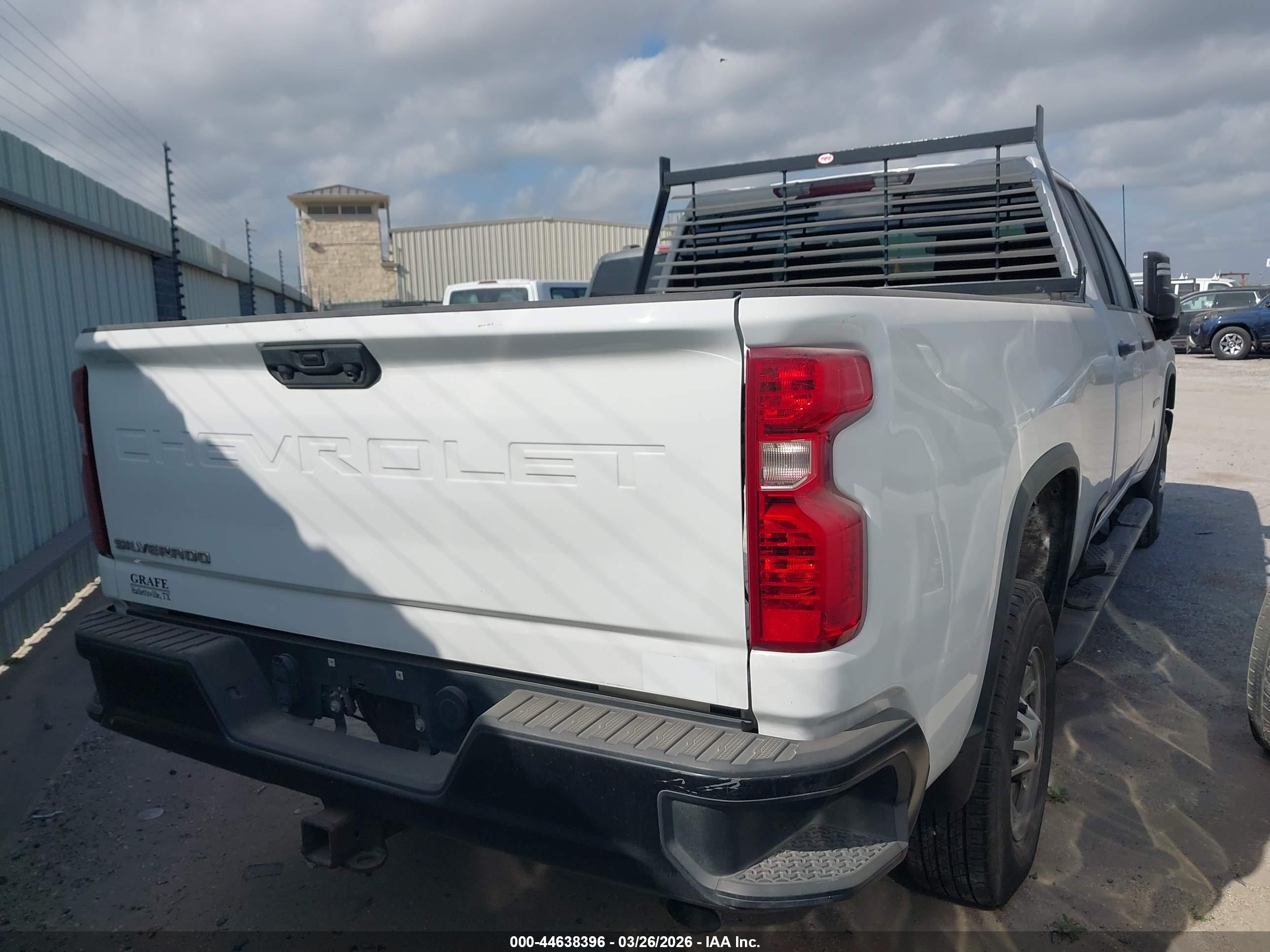 CHEVROLET SILVERADO image 4