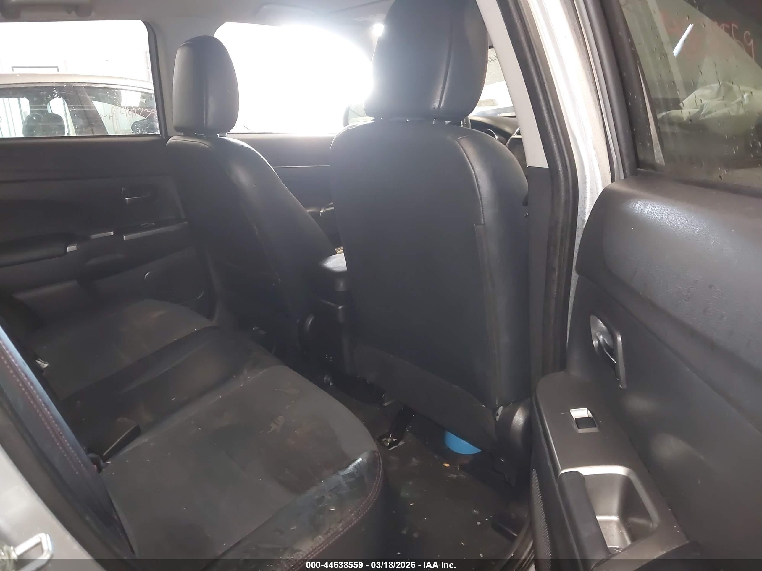 MITSUBISHI OUTLANDER image 8