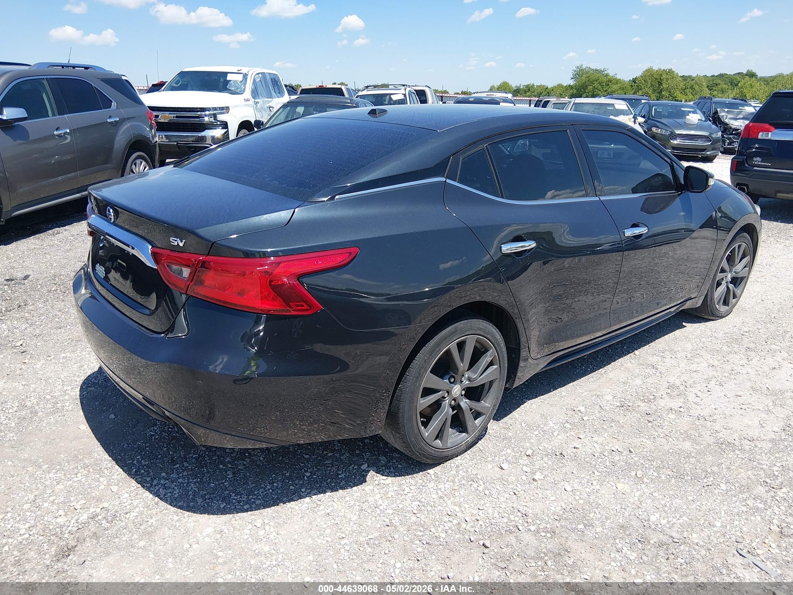NISSAN MAXIMA image 4