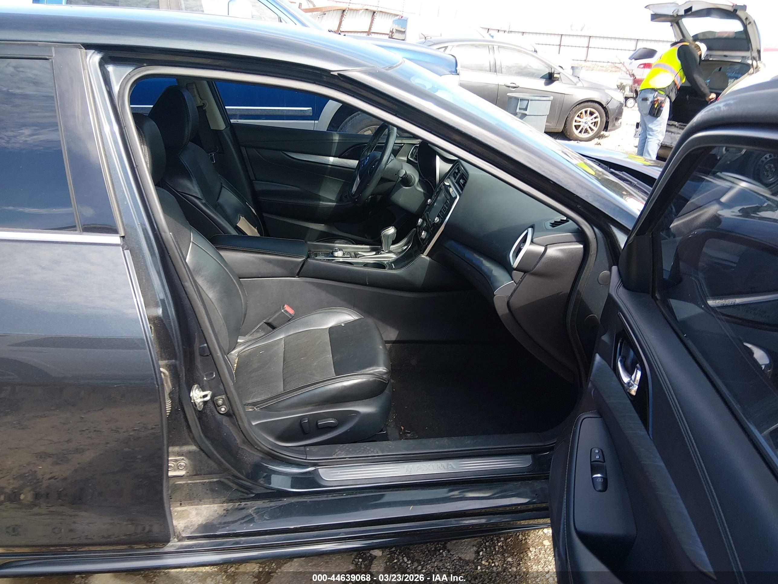 NISSAN MAXIMA image 5