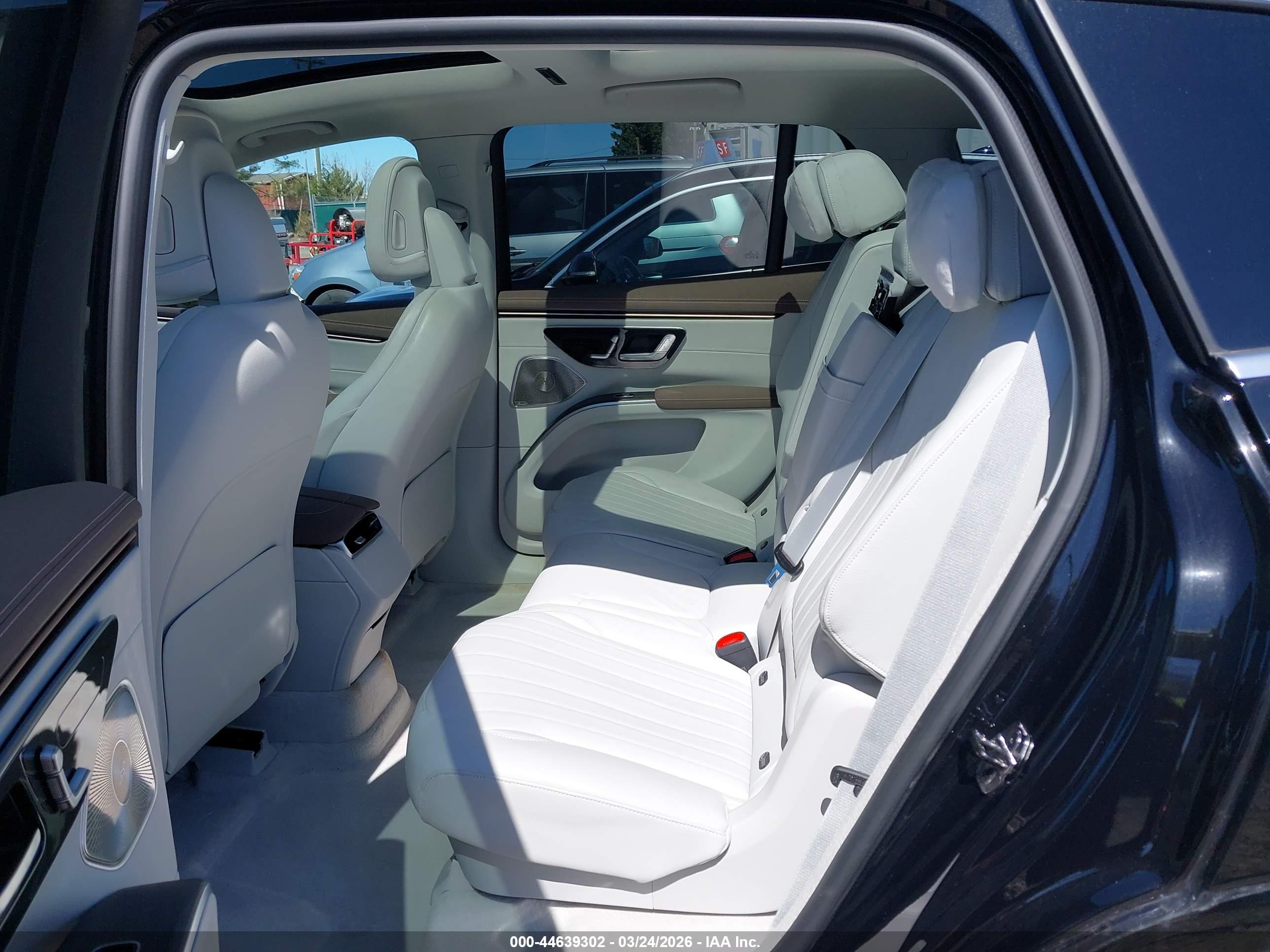 MERCEDES-BENZ EQS image 8
