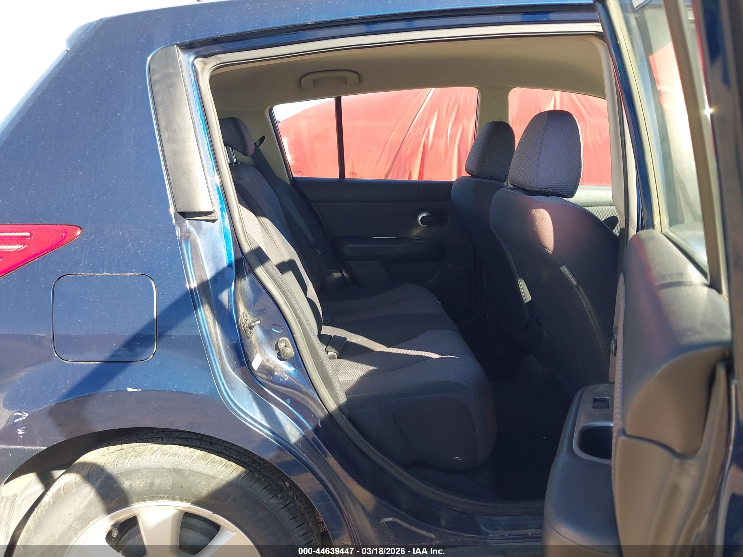 NISSAN VERSA image 8