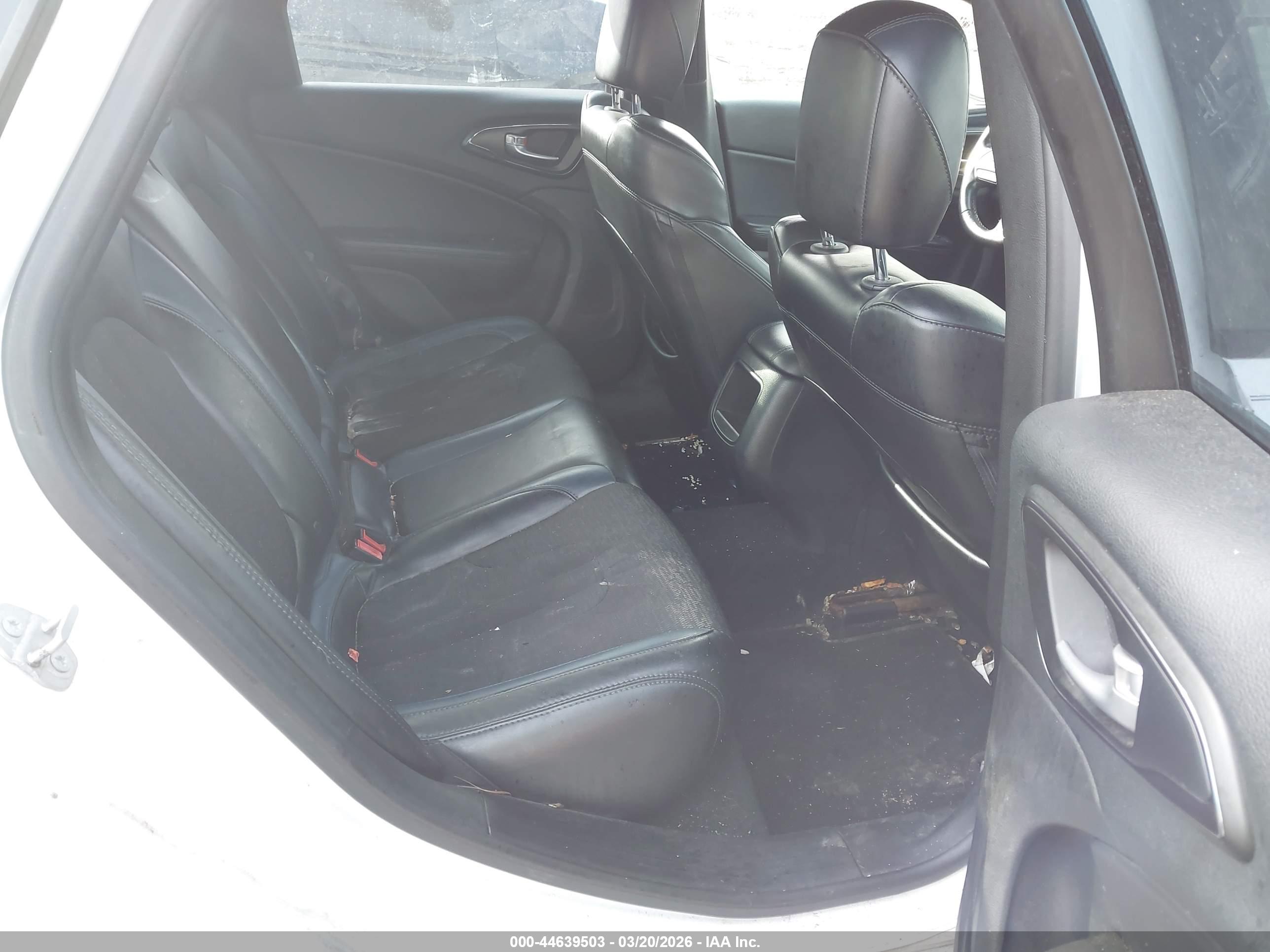 CHRYSLER 200 image 8