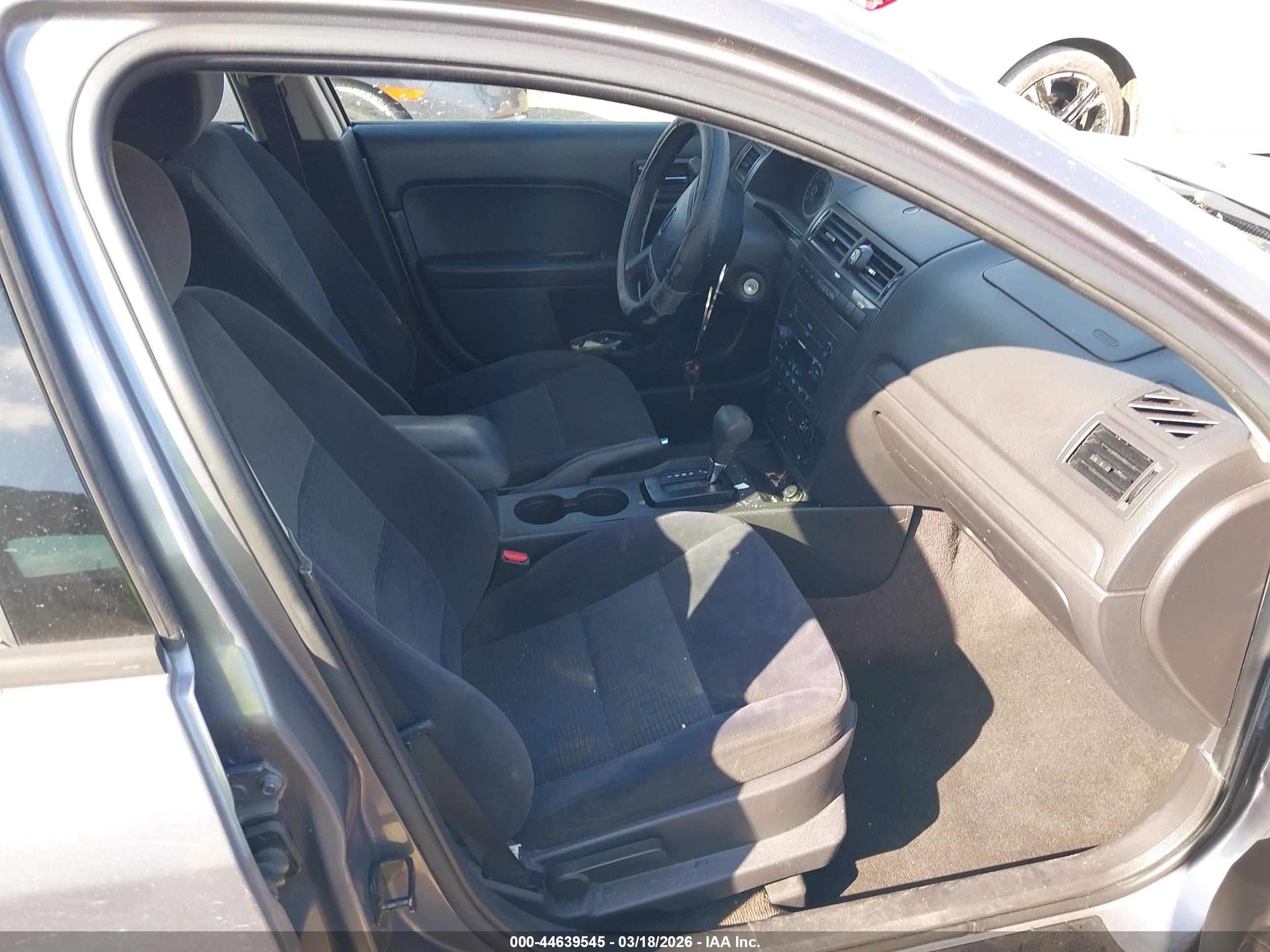 FORD FUSION image 5