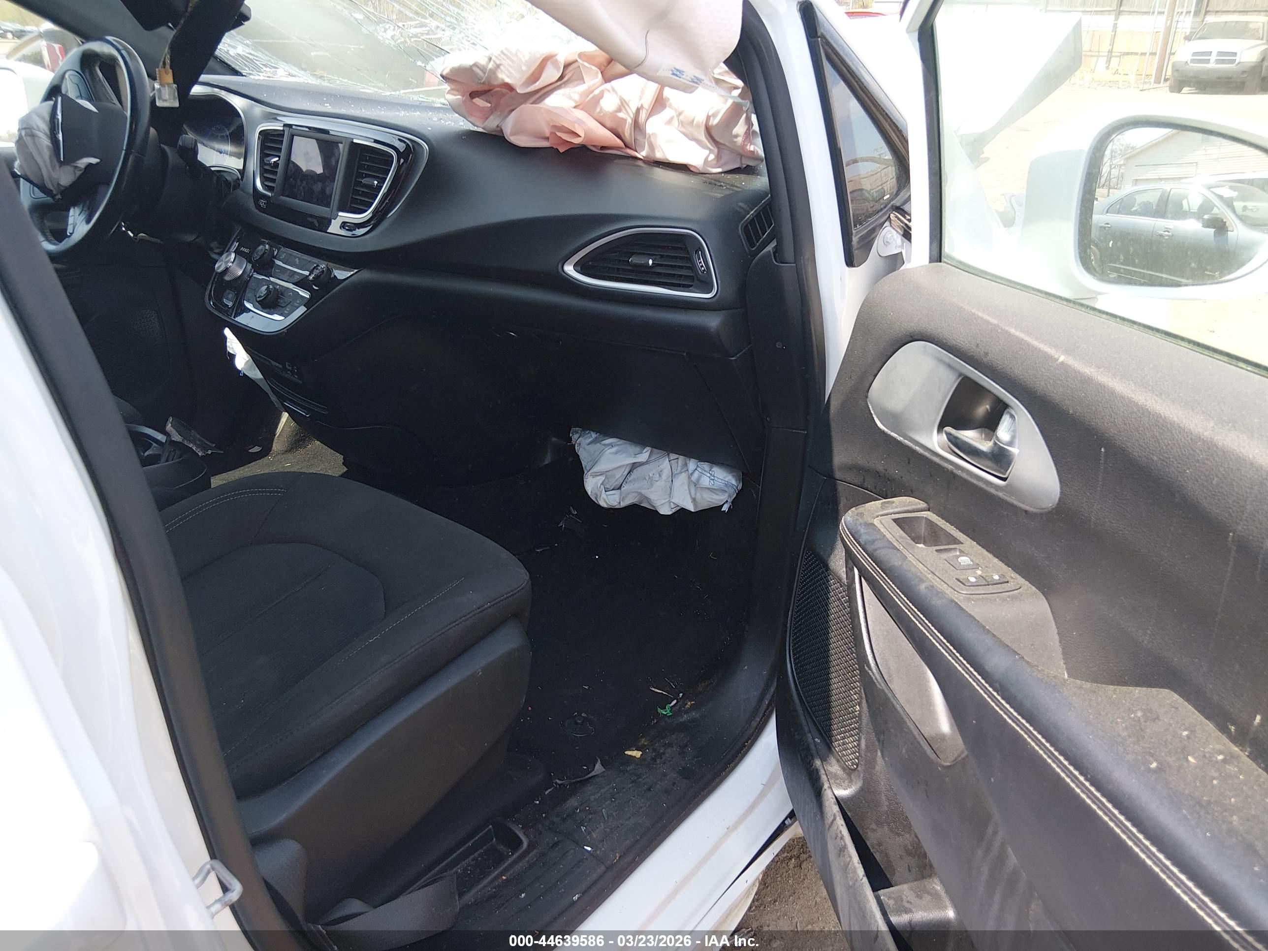 CHRYSLER PACIFICA image 5