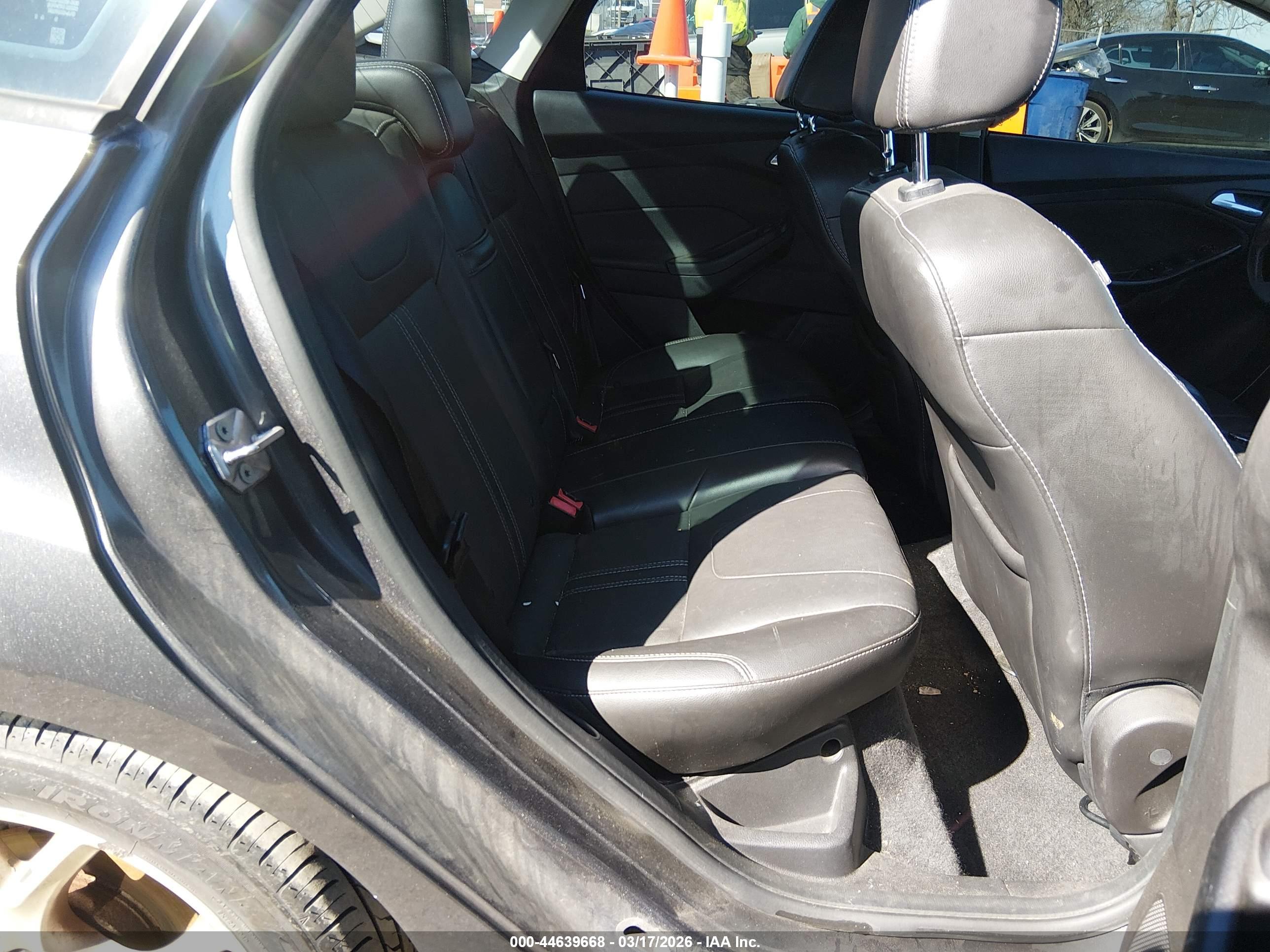 FORD FOCUS image 8
