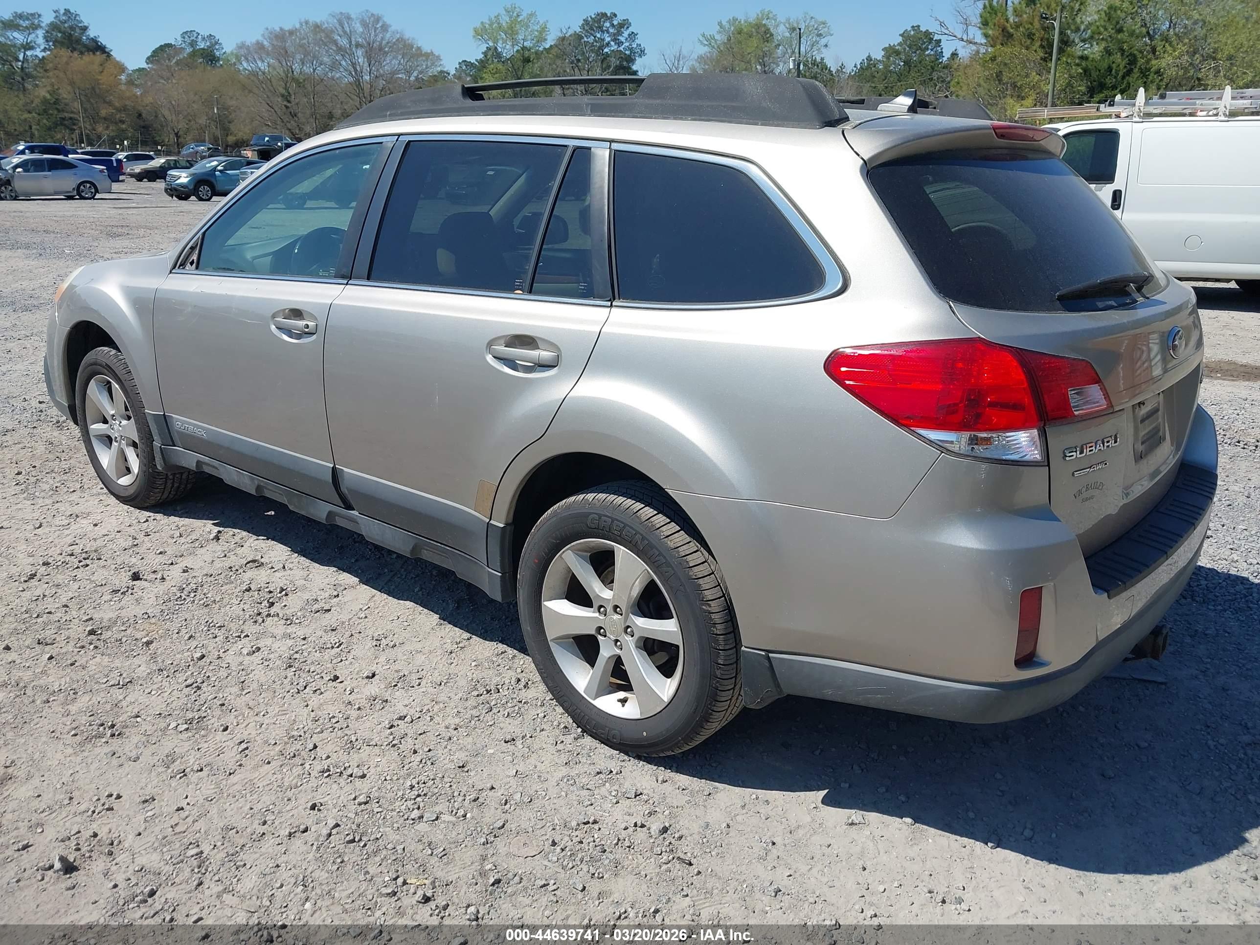SUBARU OUTBACK image 3