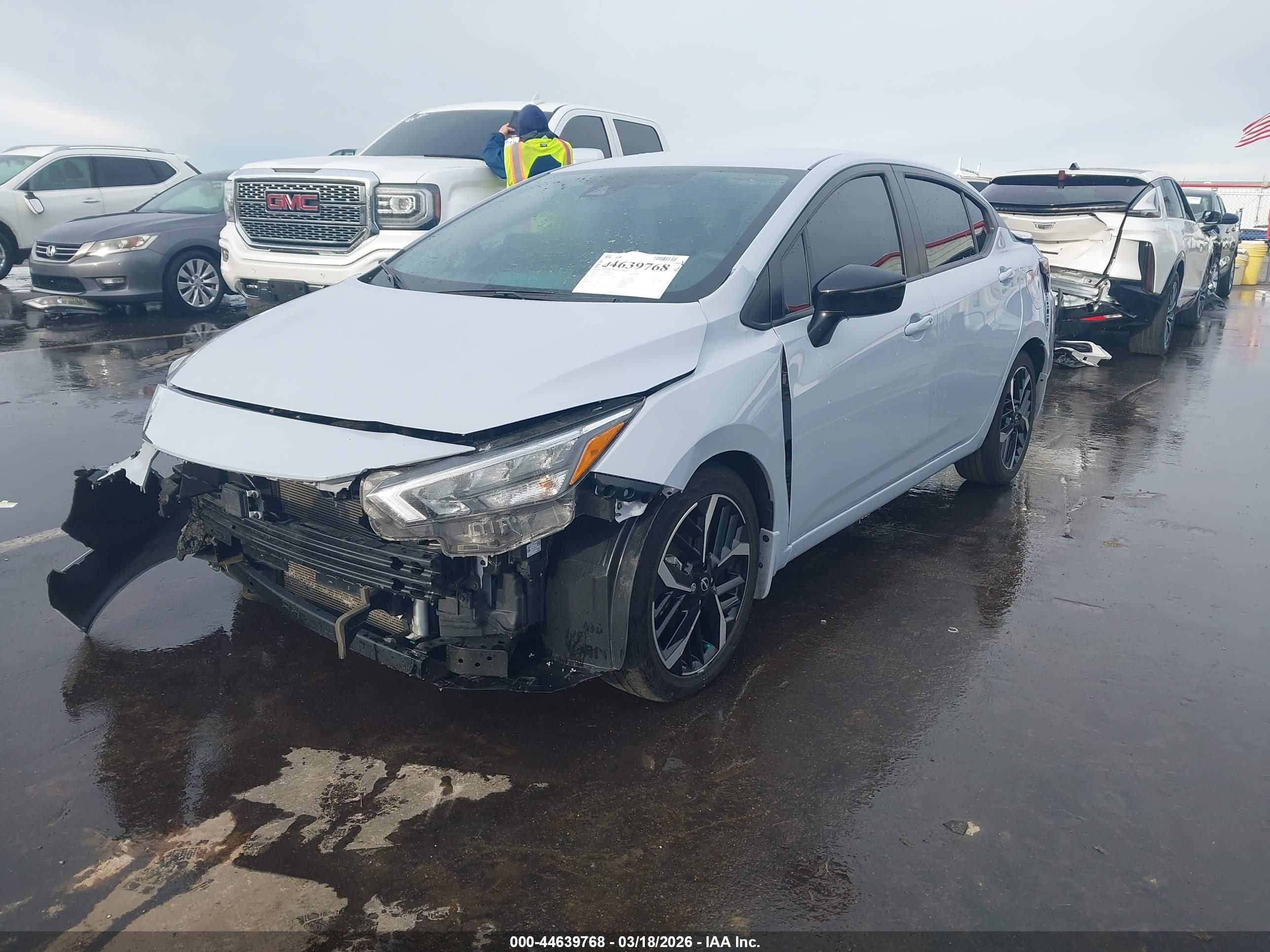 NISSAN VERSA image 2