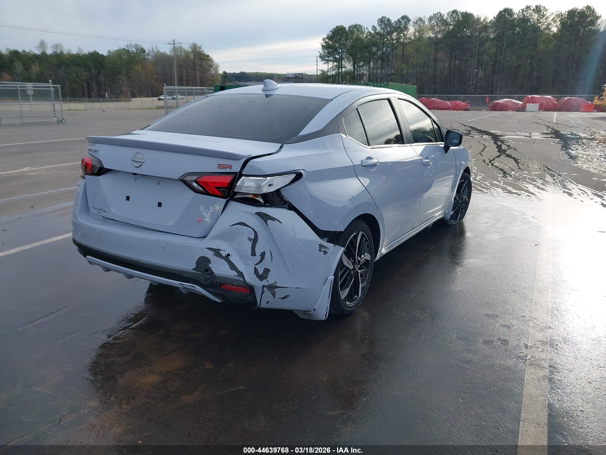 NISSAN VERSA image 4