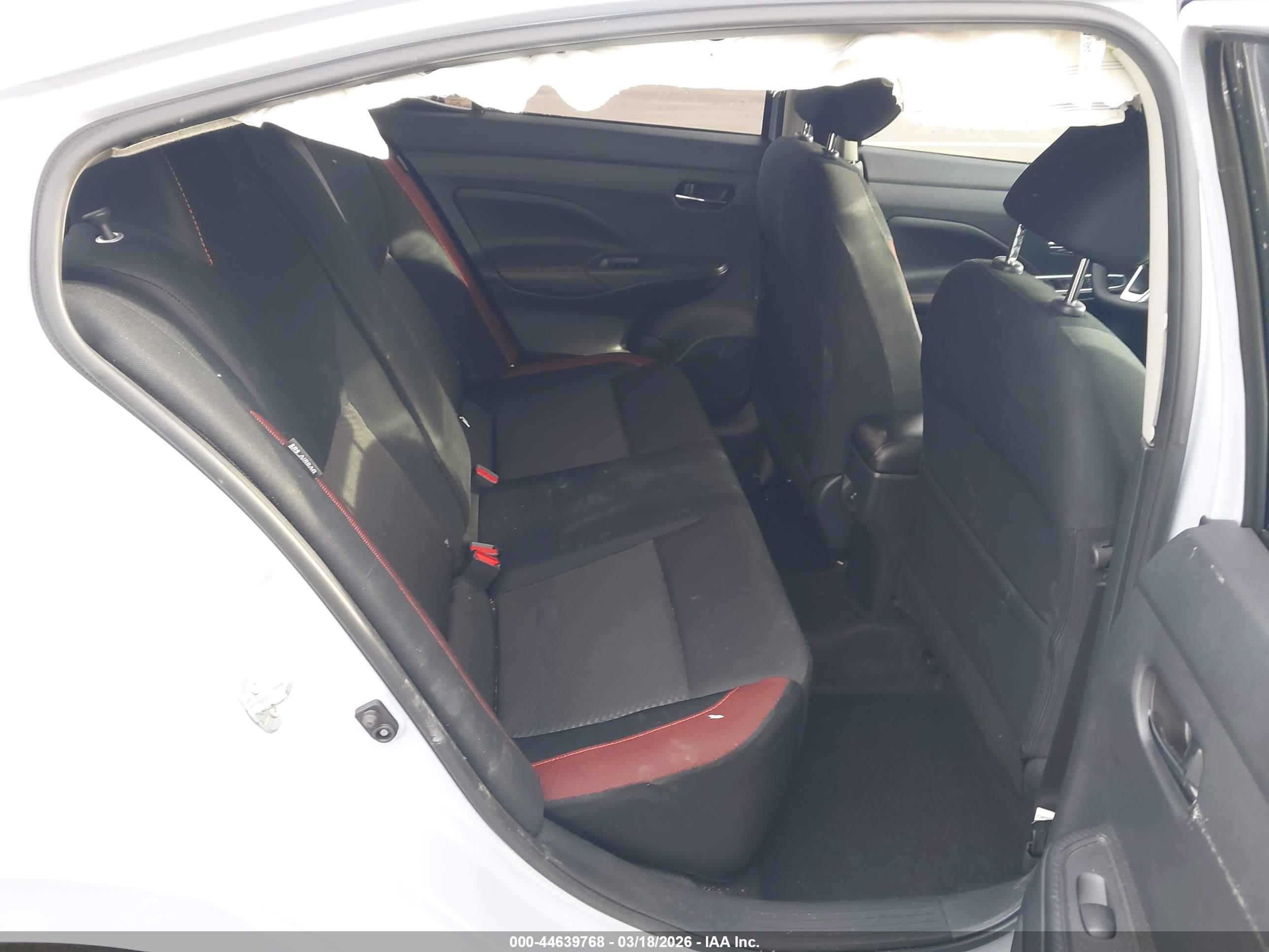 NISSAN VERSA image 8