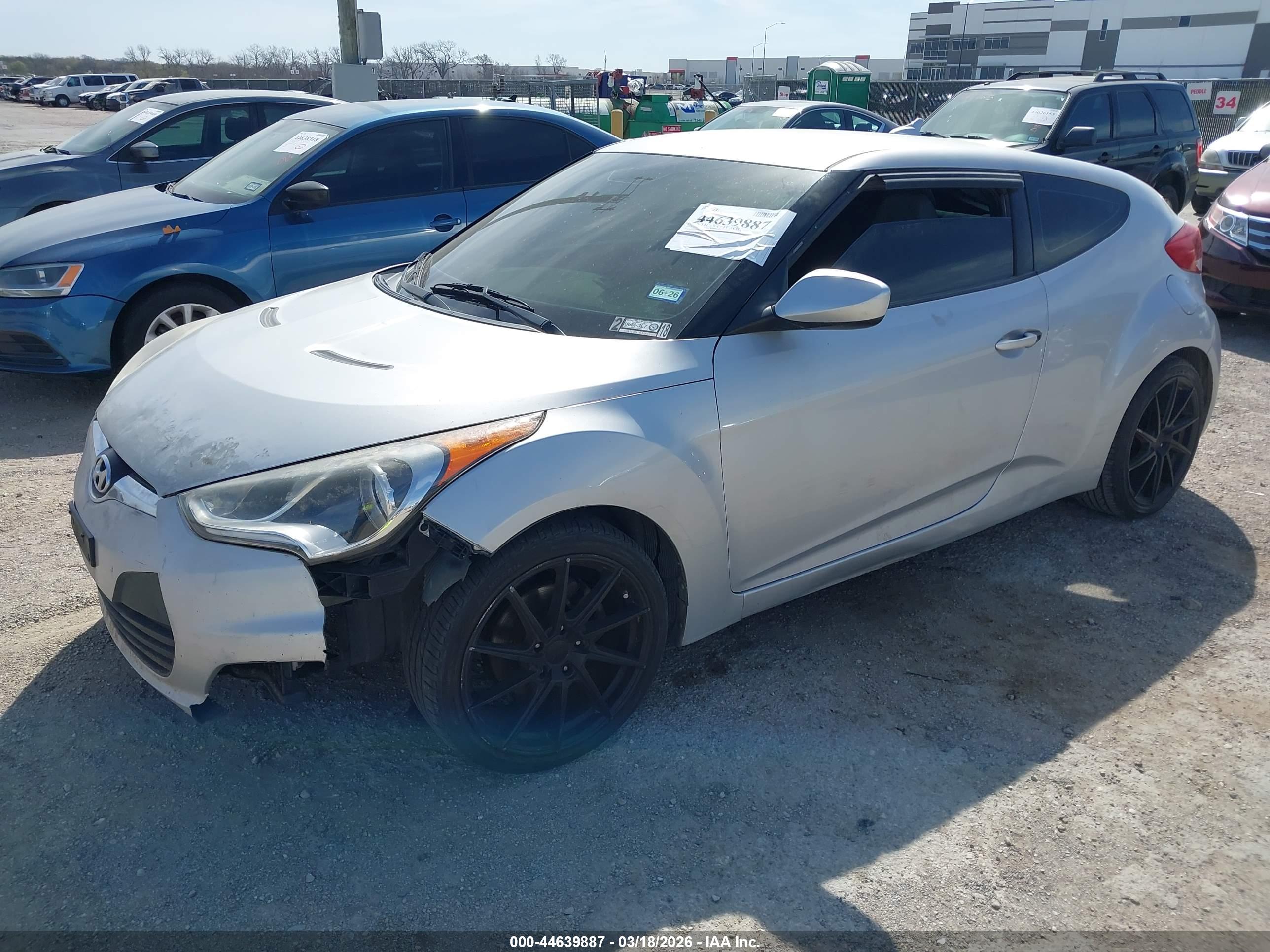 HYUNDAI VELOSTER image 2