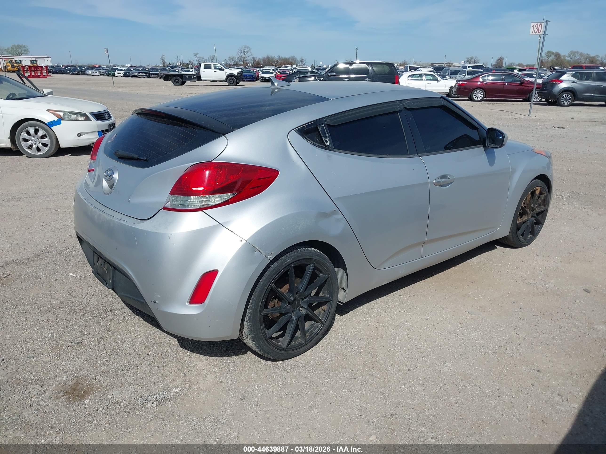 HYUNDAI VELOSTER image 4