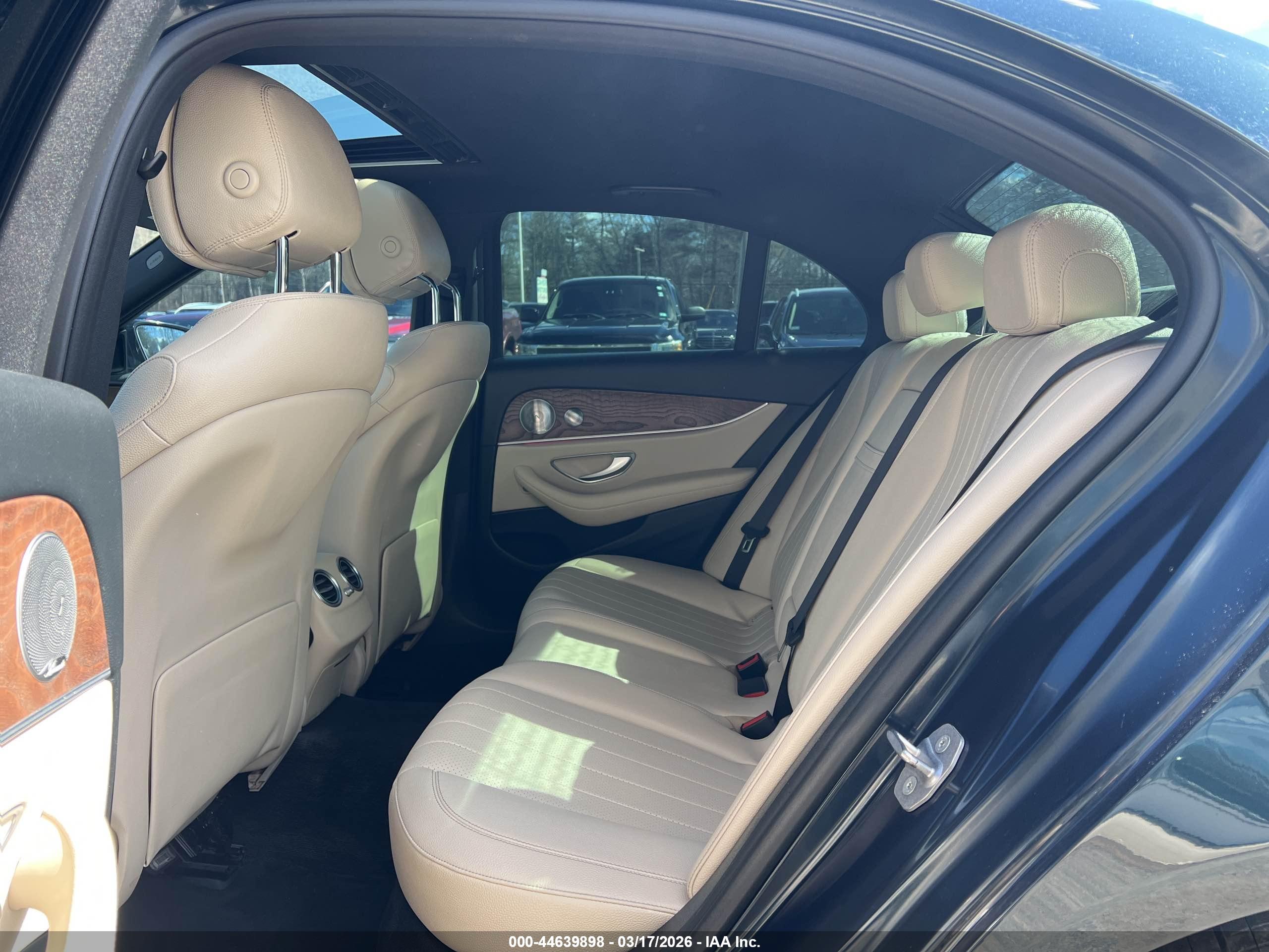 MERCEDES-BENZ E image 8