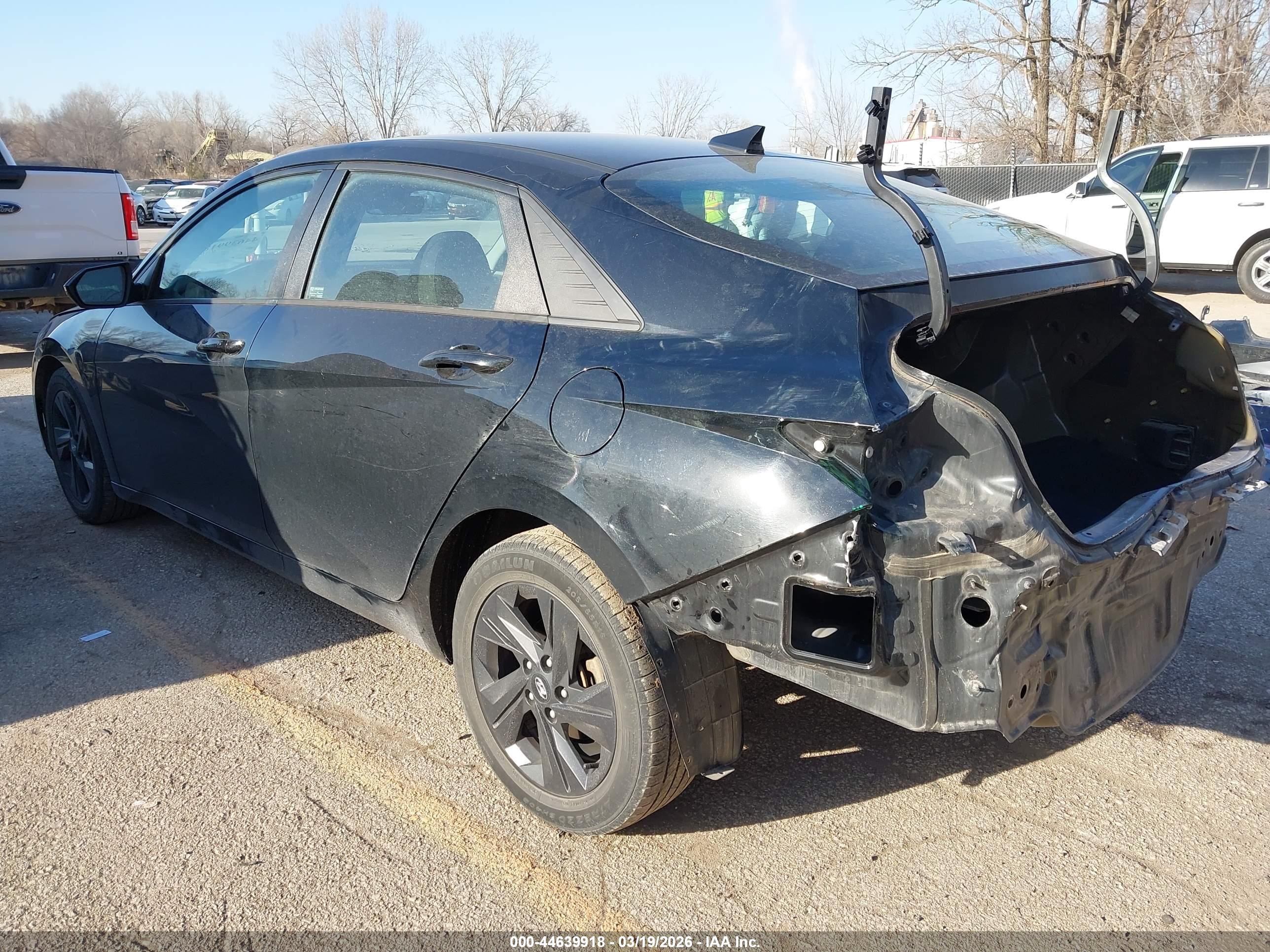 HYUNDAI ELANTRA image 3