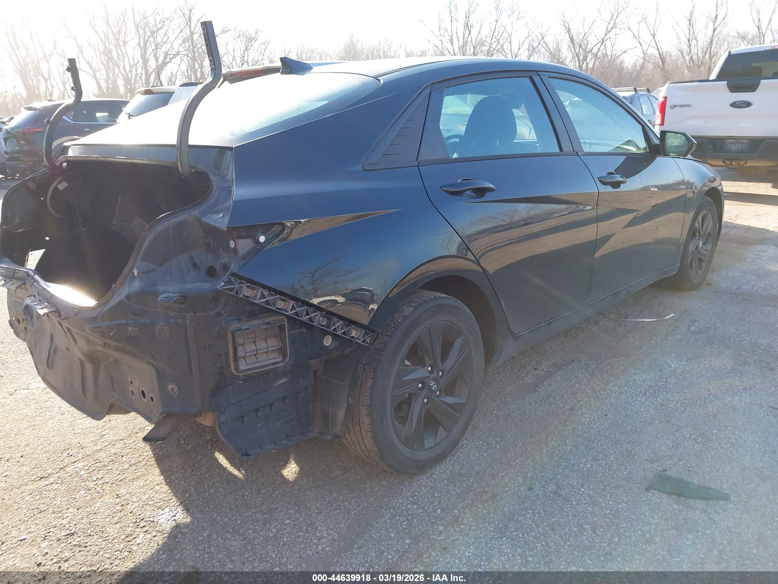 HYUNDAI ELANTRA image 4